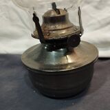 Ancienne lampe à pétrole en métal avec sa mèche et son verre