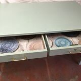 Table for 4 to 6 people with a very sixties look