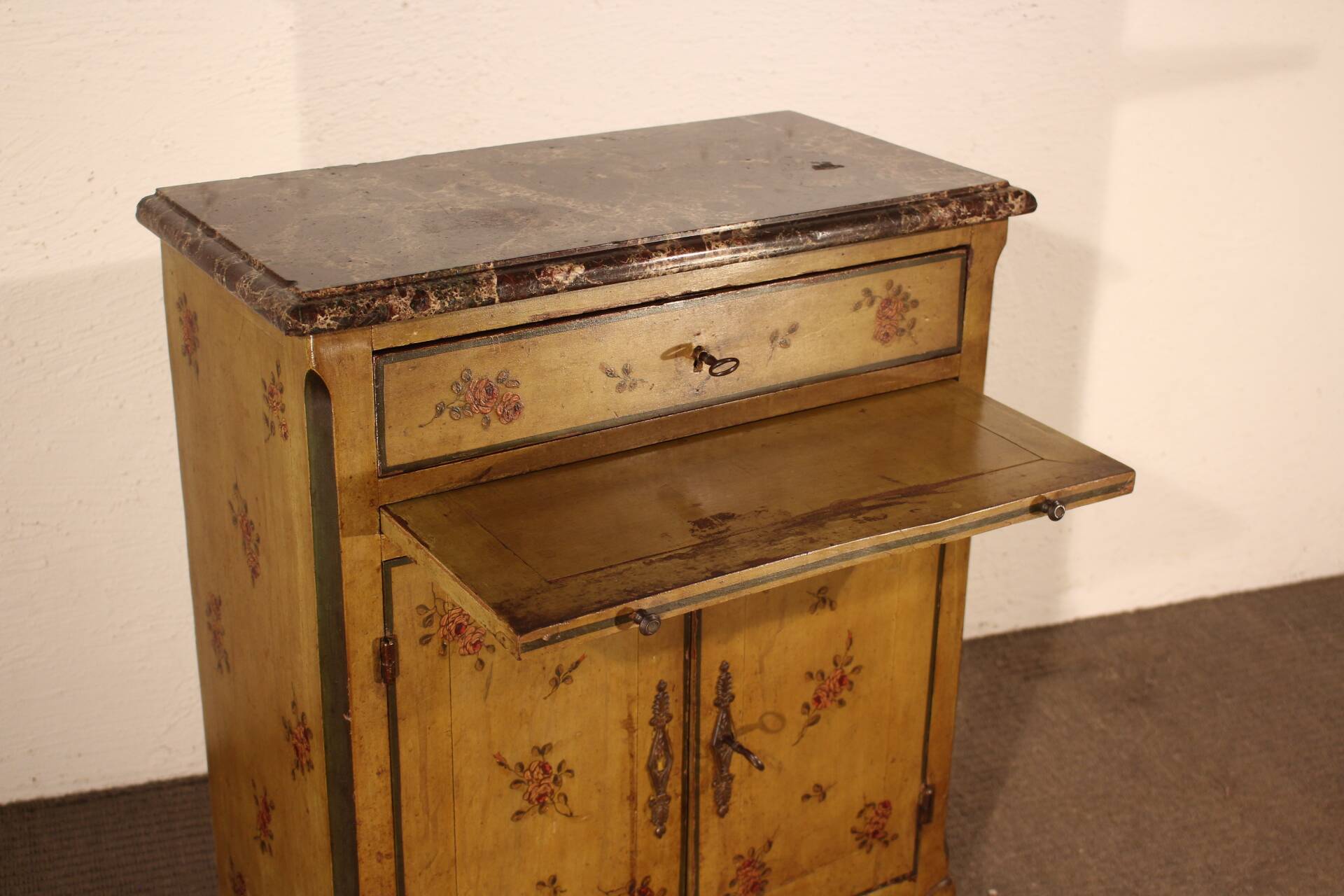 Small 19th-century chest of drawers