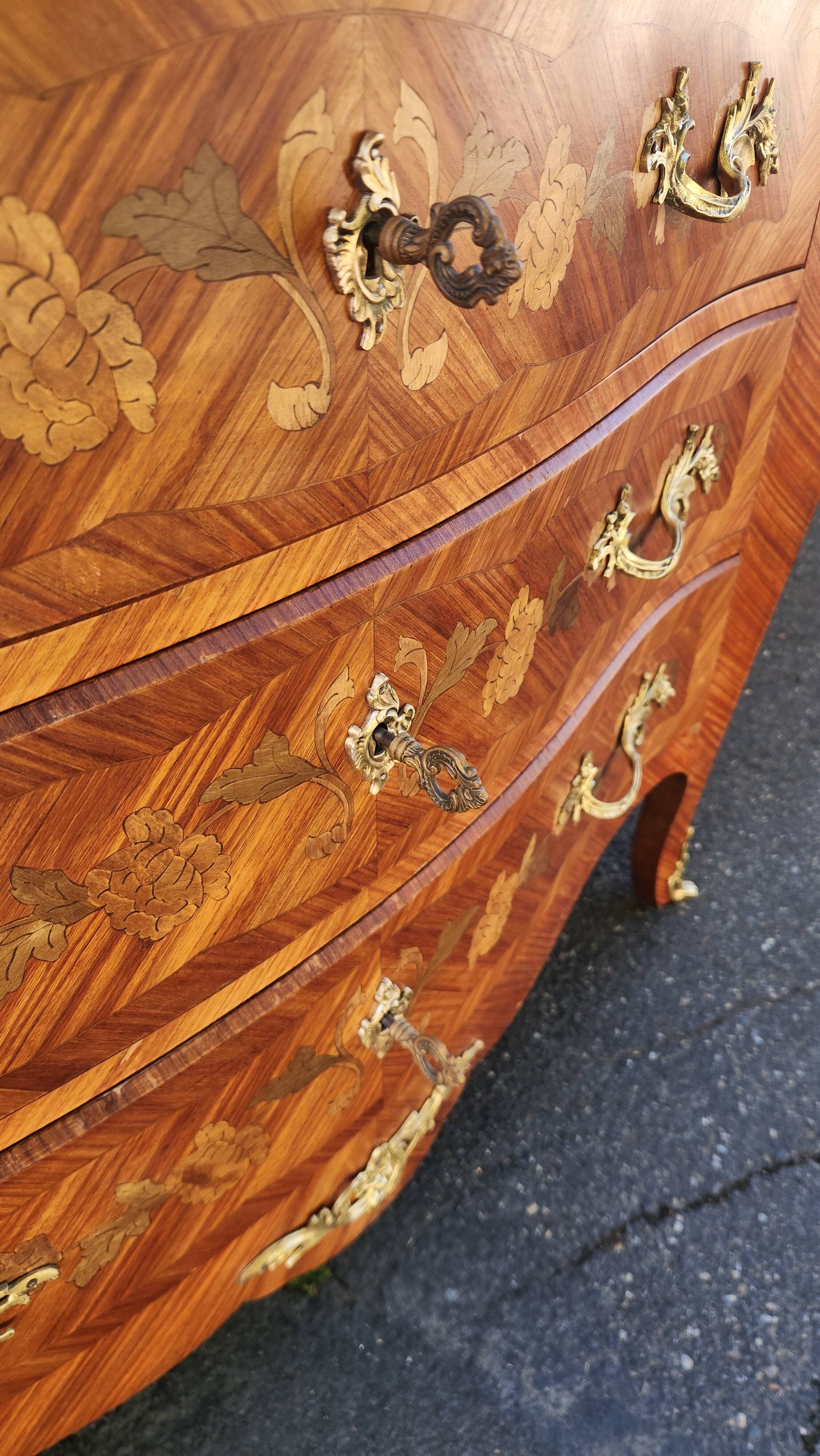 Superbe commode de style Louis XV galbée en marqueterie