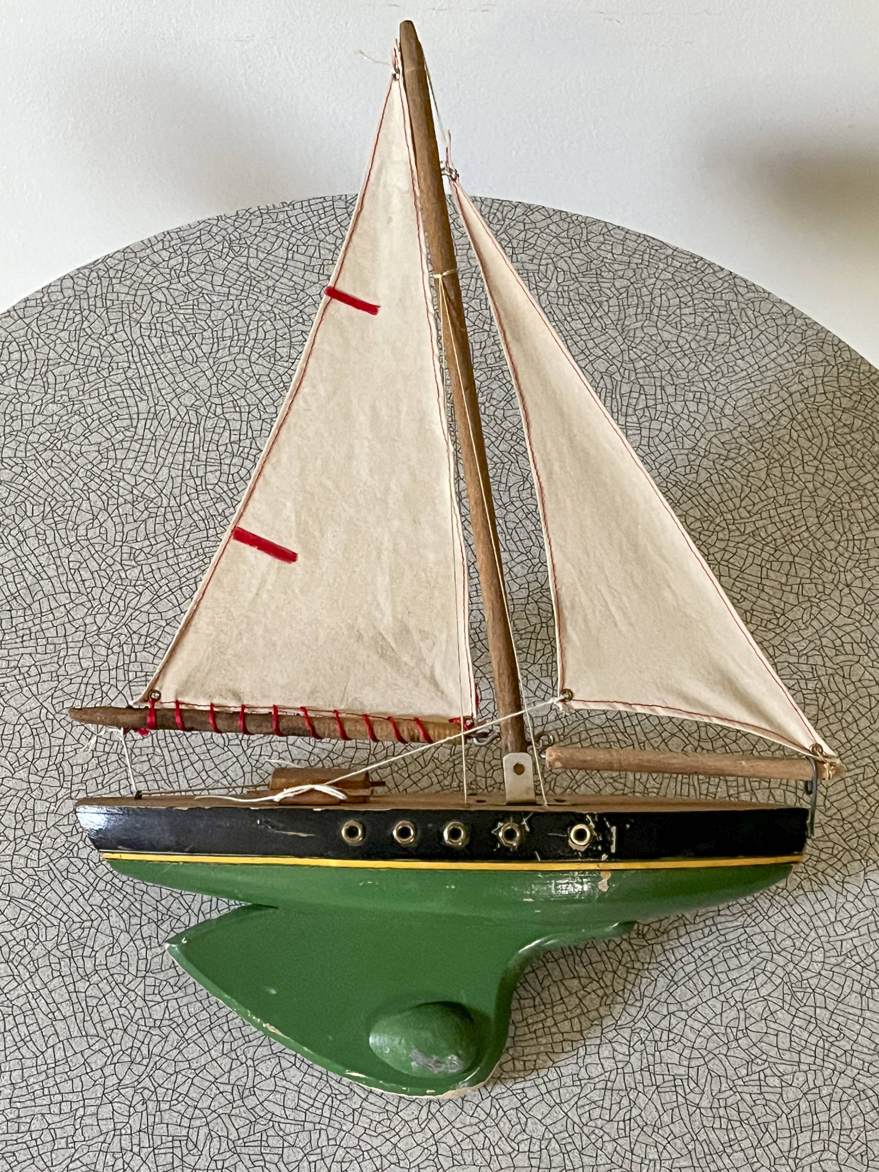 Ancien Voilier De Bassin En Bois, Quille Métal, Dimensions 27x37 Cm, état D'usage