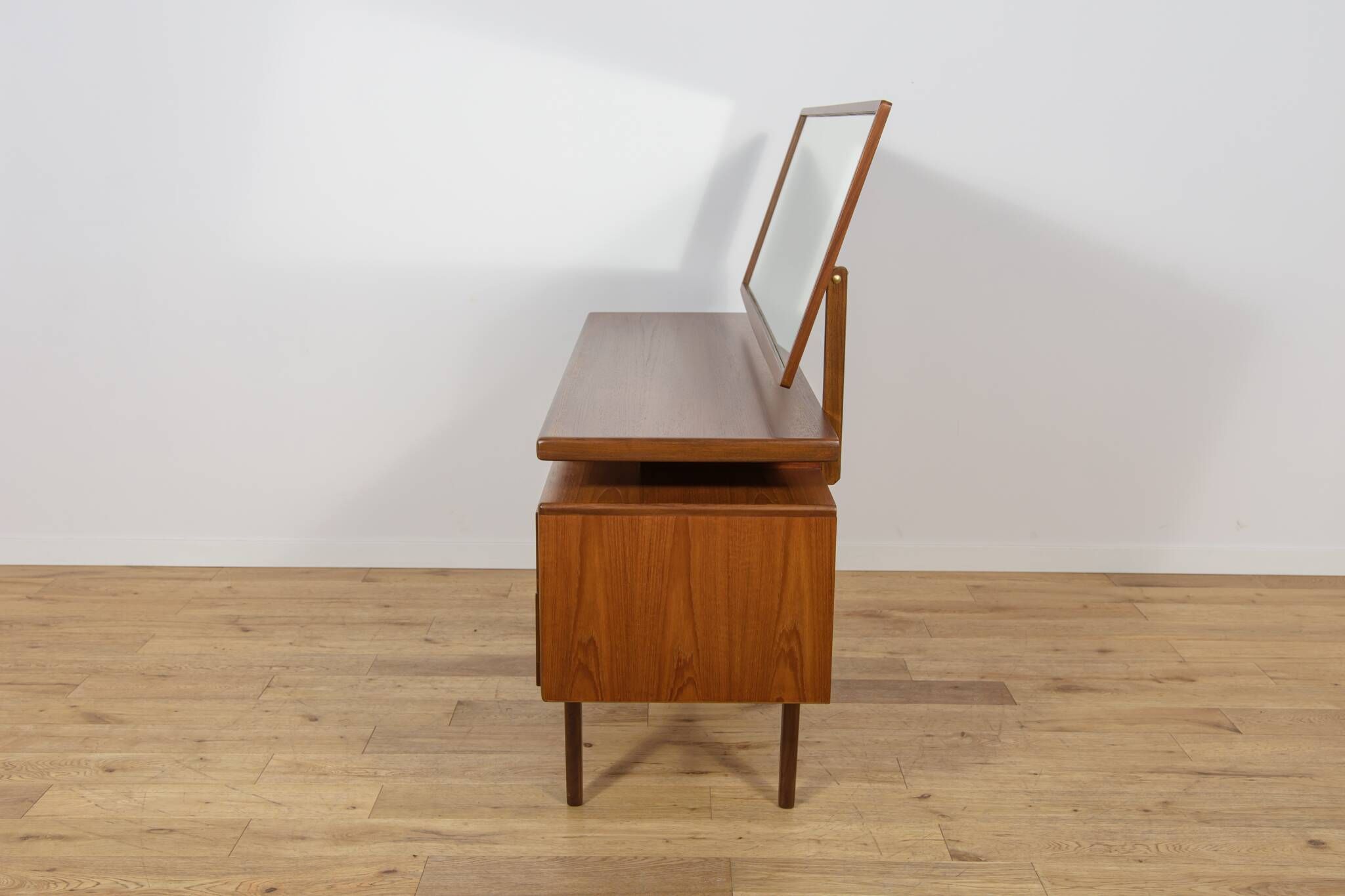 Table de maquillage en teck du milieu du siècle par Victor Wilkins pour G-Plan, Royaume-Uni, années 1960.