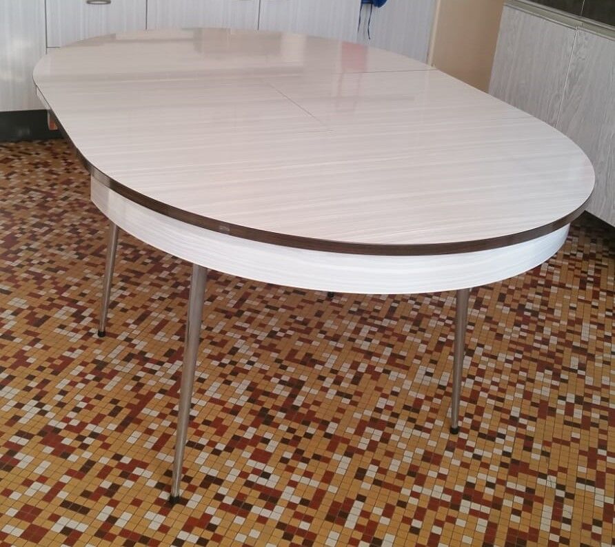 Extendable round formica table