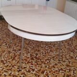 Extendable round formica table