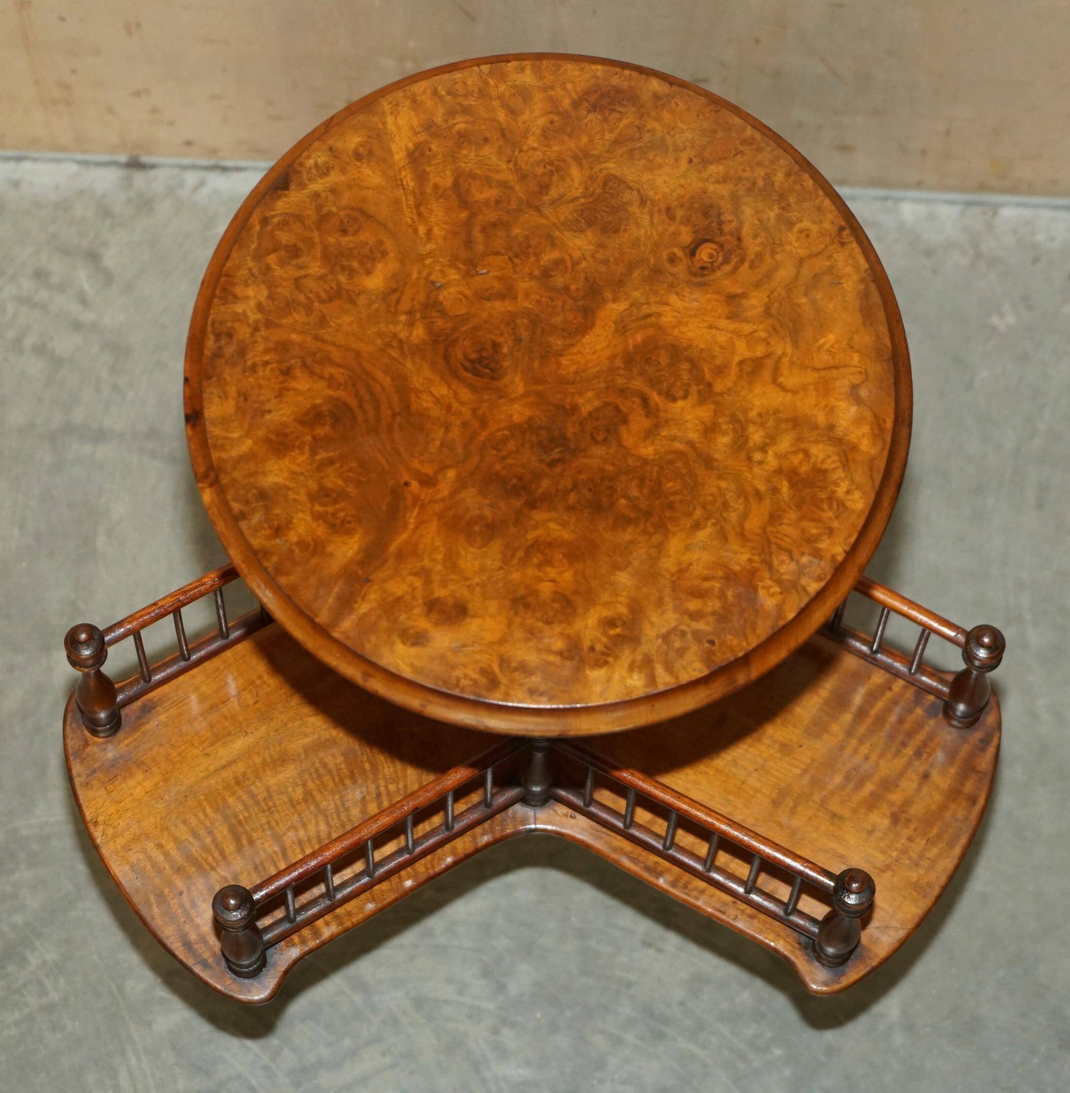 Table bibliothèque tournante en noyer moucheté victorienne restaurée antique