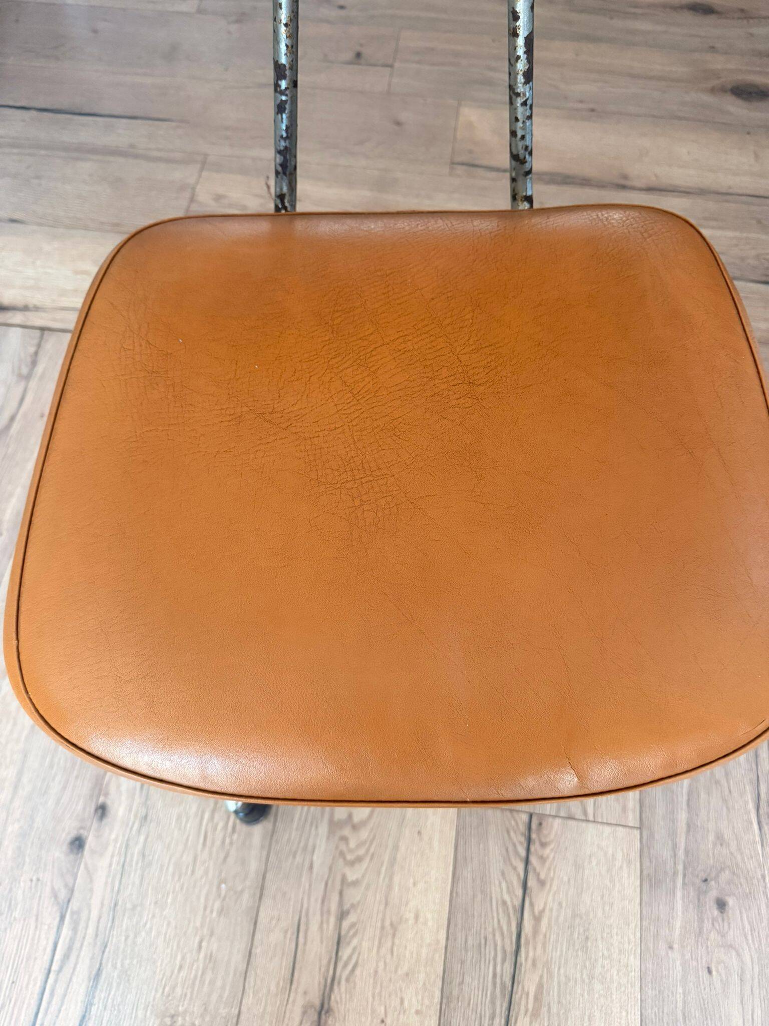 Chaise bienaise en métal et cuir