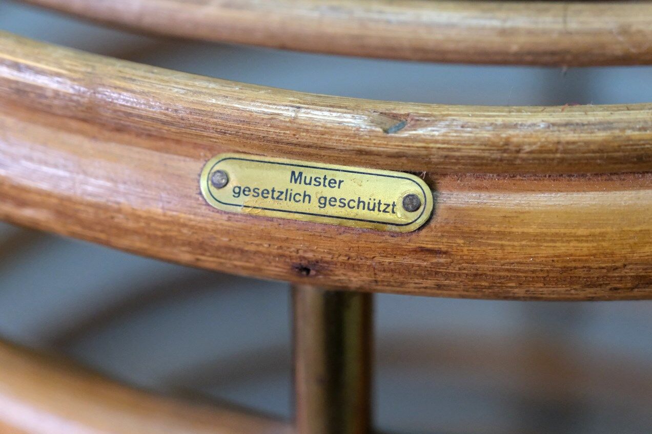 Rocking chair et table d’appoint en bambou de FM, années 1950