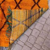 Tapis d'art Beni oren, tapis marocain fait main, tapis jaune noir rouge, tapis jaune abstrait.