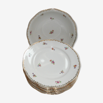 8 assiettes et un plat en porcelaine décor petites fleurs