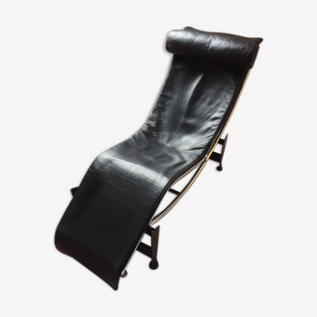 LC4 Le Corbusier black leather long chair signed and distributed by Cassina