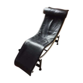 LC4 Le Corbusier black leather long chair signed and distributed by Cassina