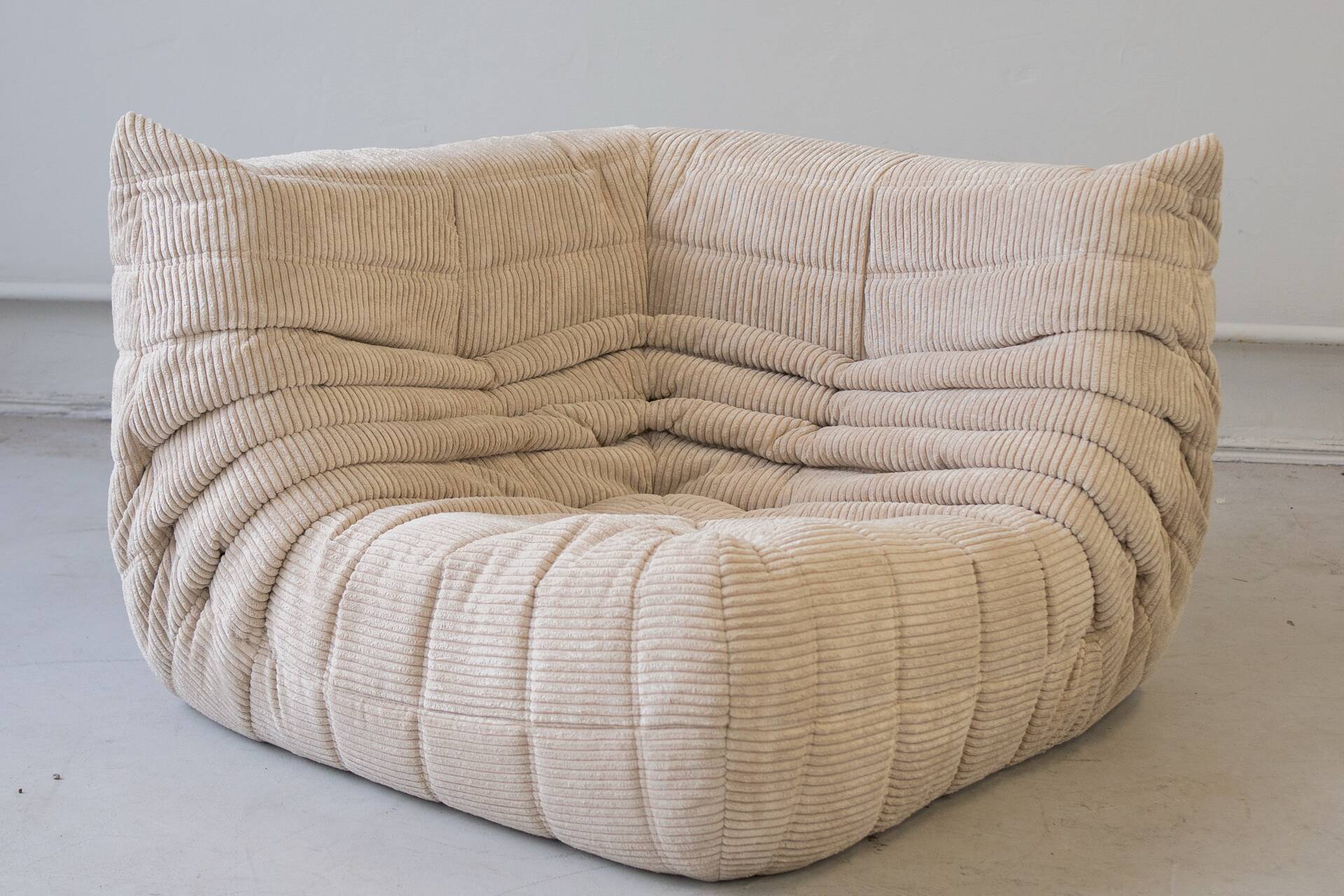 Ensemble de canapé 2 et 3 places et fauteuil d'angle en velours beige.