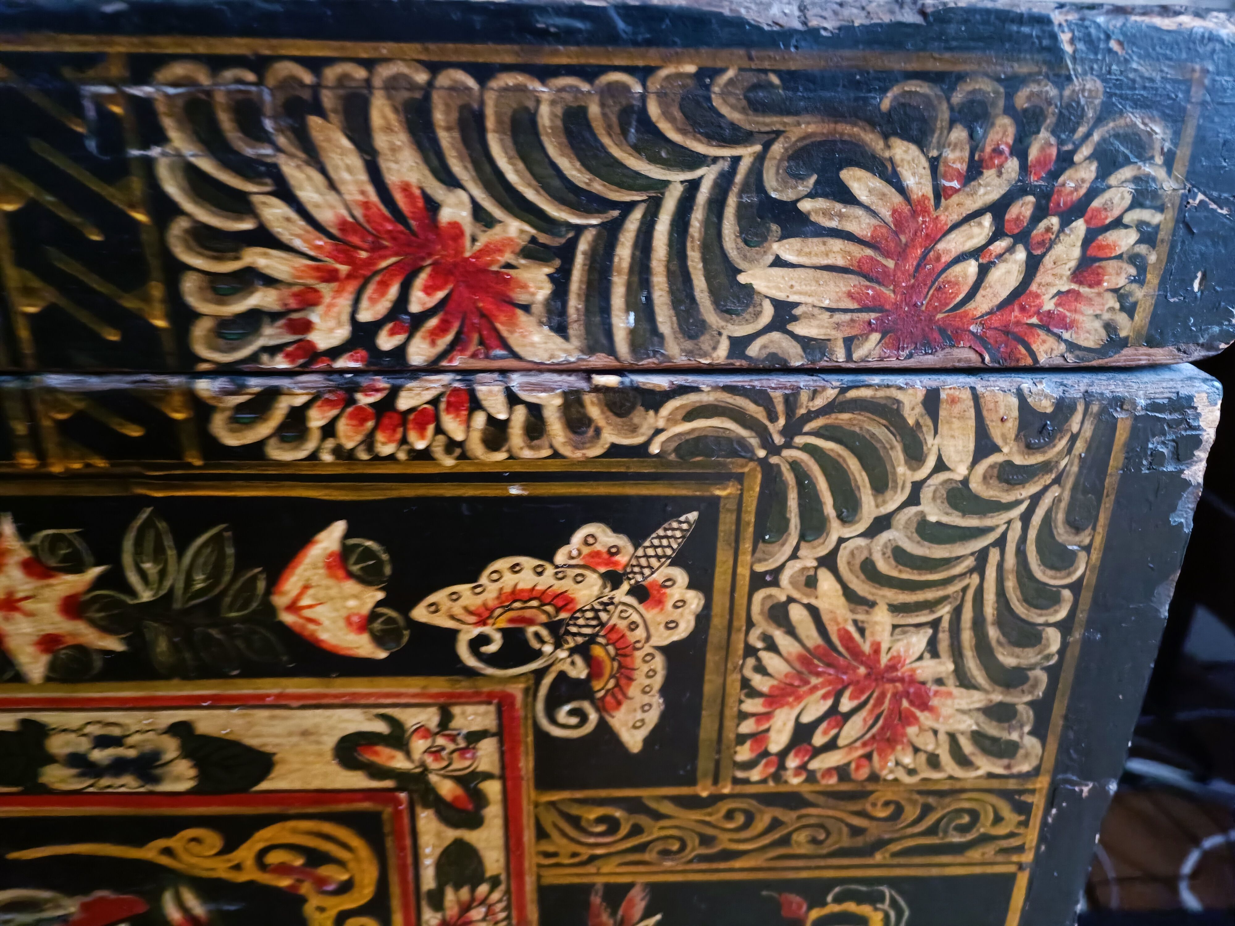 Coffre chinois d'Opéra - fleurs papillons et Mandarins