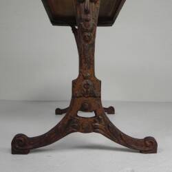 Table bistrot Art déco avec plateau en chêne sur base en fonte