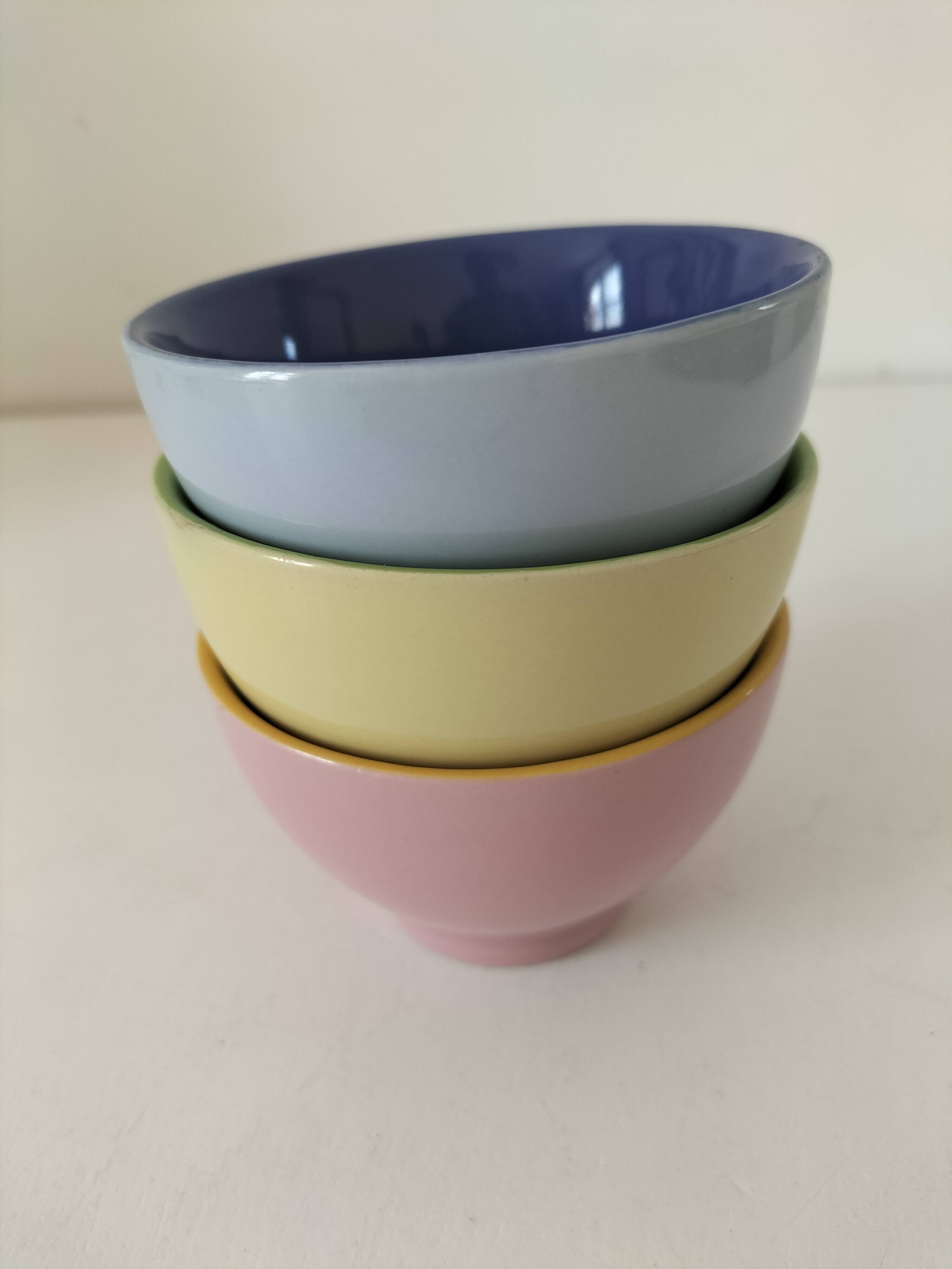 Set of three pastel two-tone mini bowls in glazed ceramic.