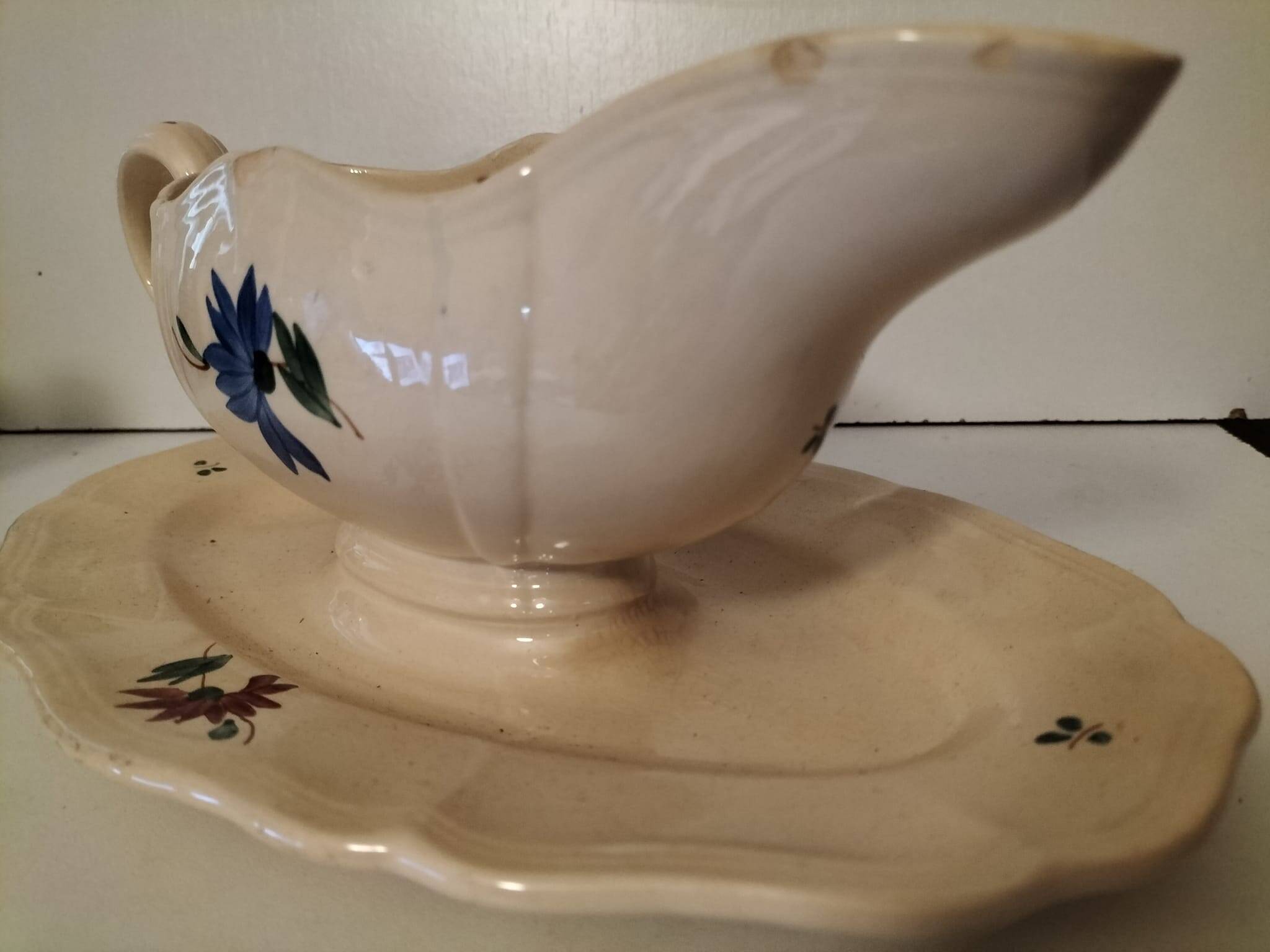 Old gravy boat Sarreguemines Digoin collection.