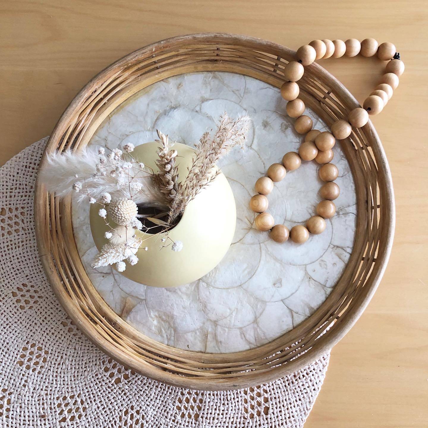Plateau vintage en nacre et rotin