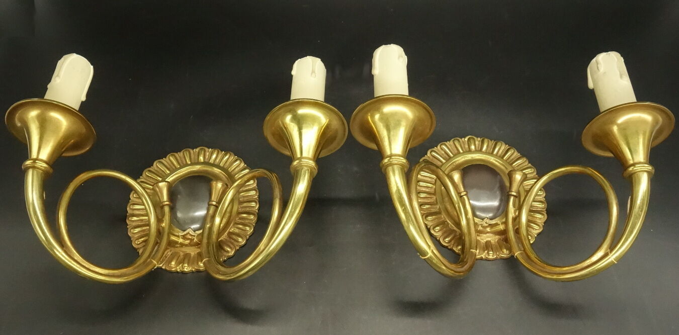 Pair of appliques to hunting horns