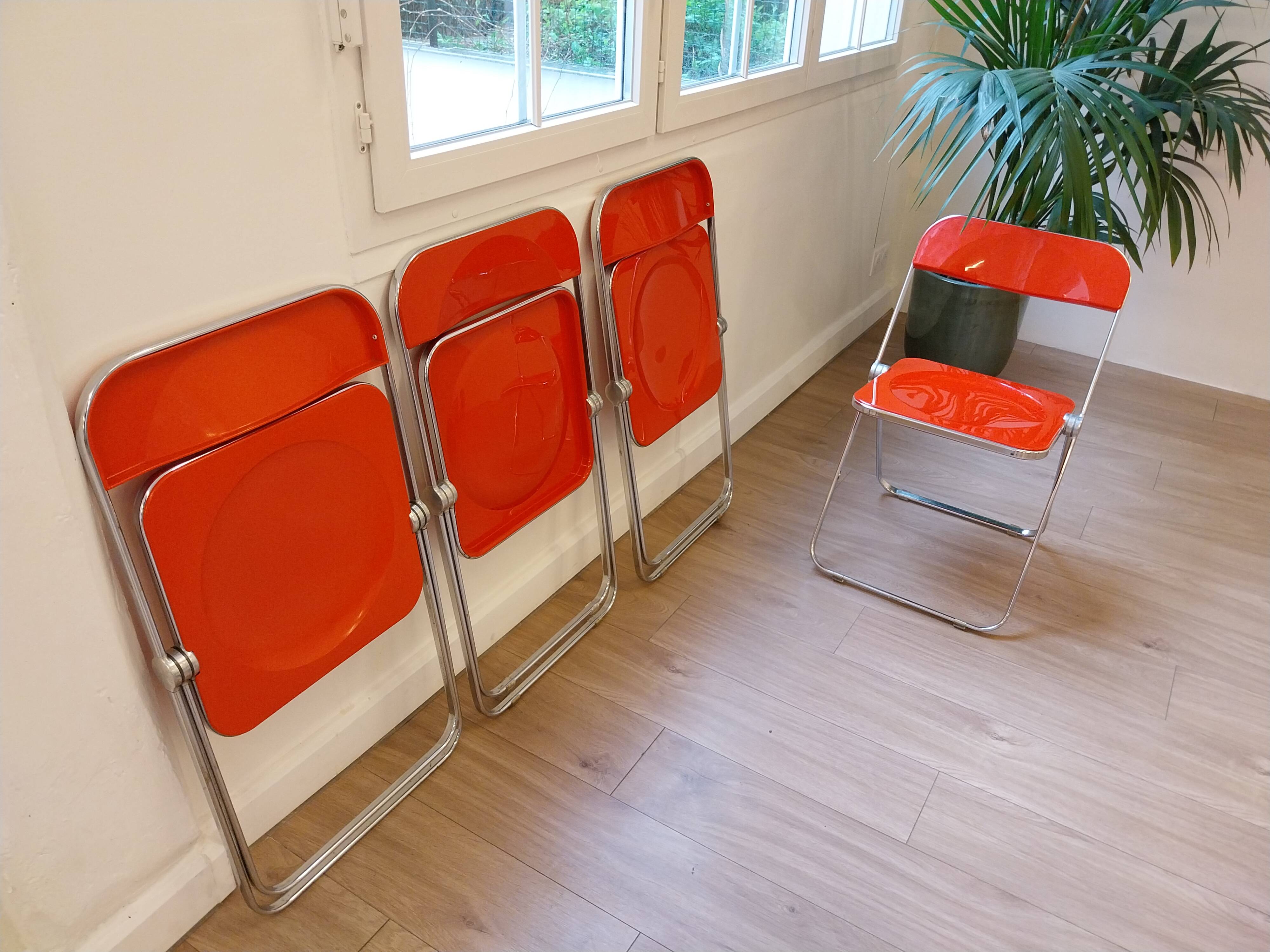 Four red Plia chairs – Anonima Castelli
