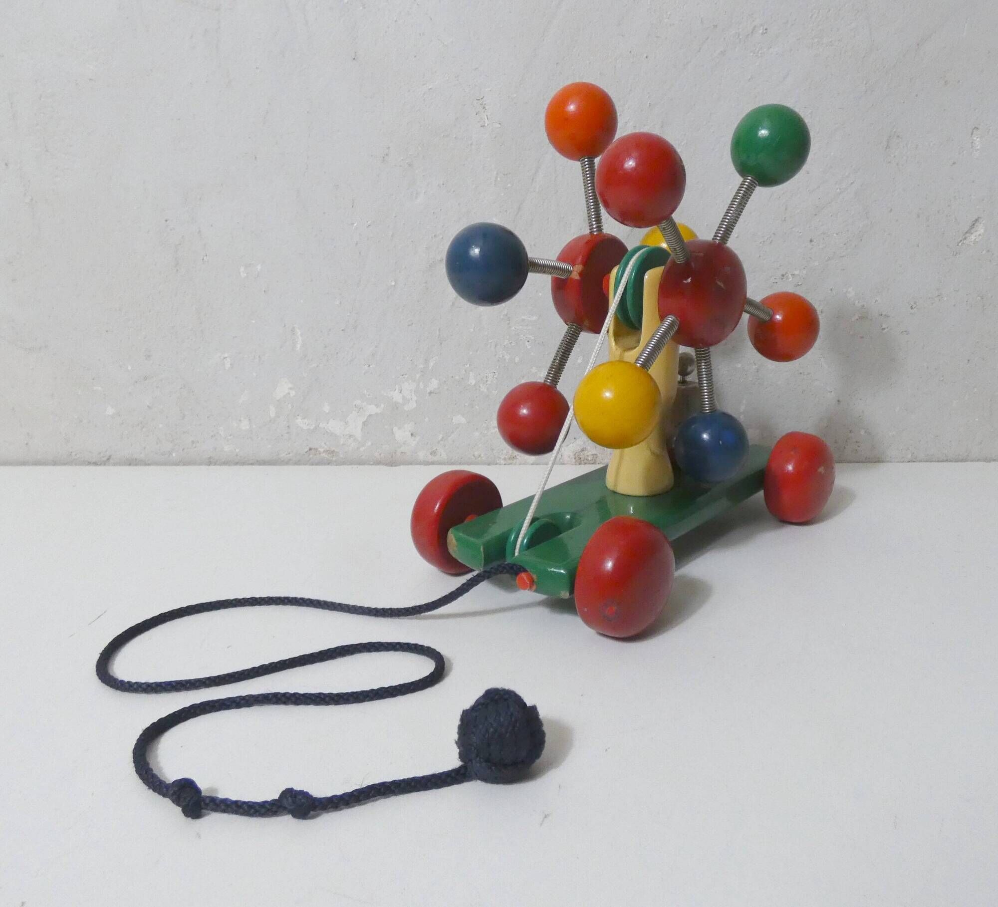 KOUVALIAS vintage wooden pull toy spoutnik multicolour balls