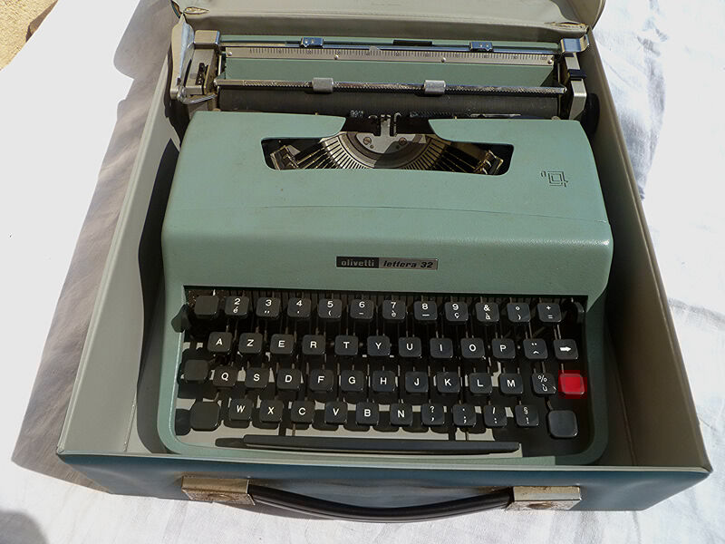 Typewriter, olivetti lettera 32