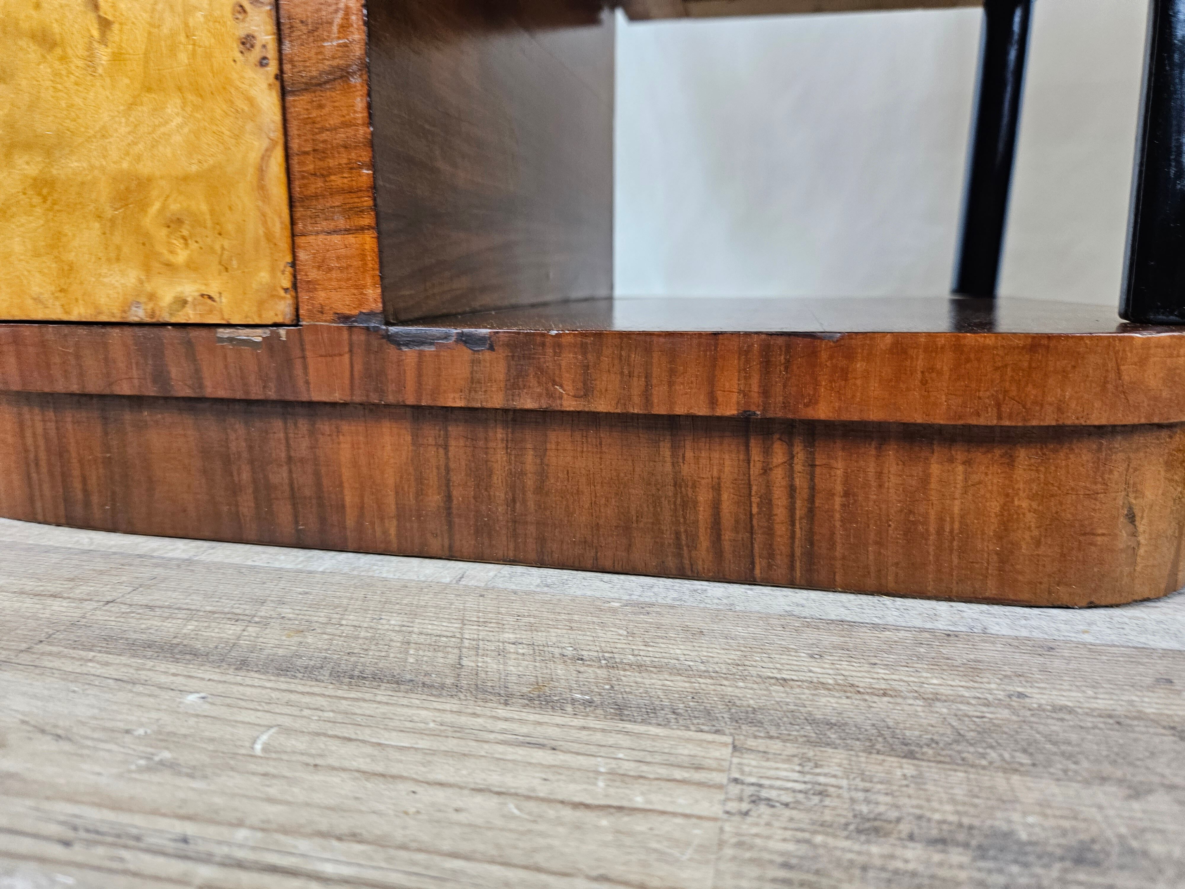 Pair of Art Decò bedside tables in walnut and thuja