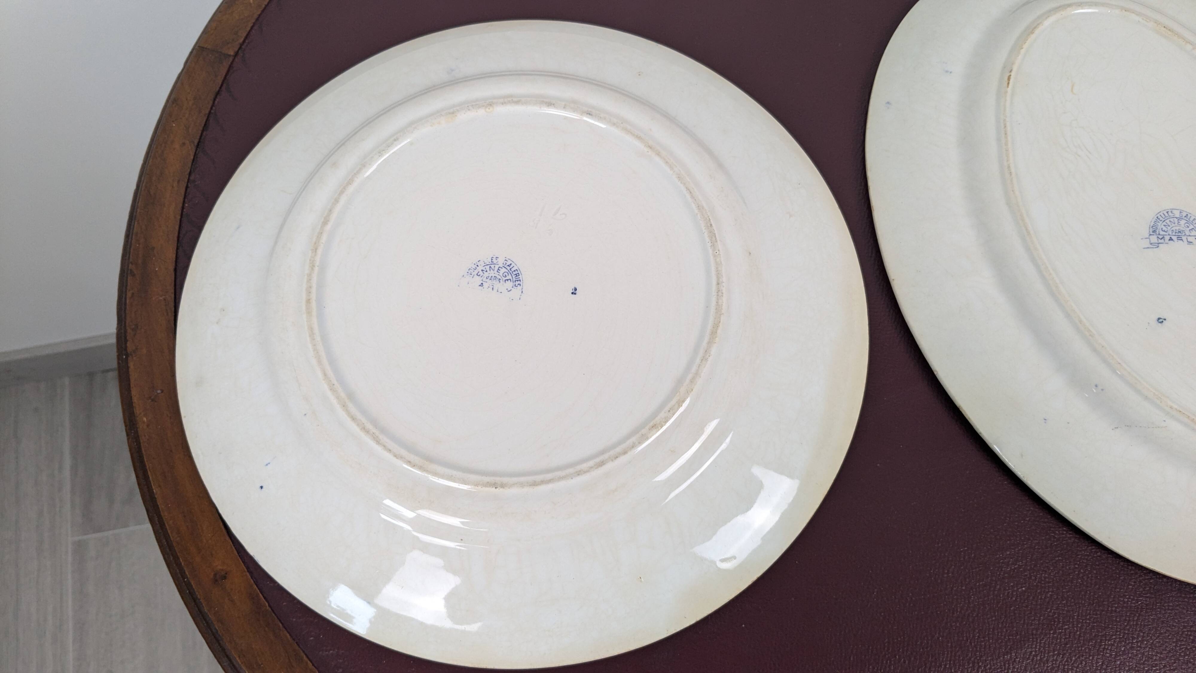 Paire de plats en faïence des Nouvelles Galeries, modèle Marly