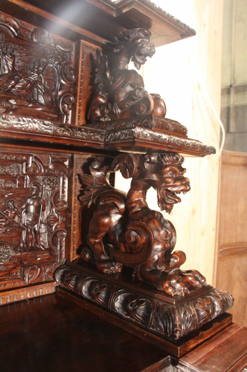 Important Renaissance-style walnut buffet from the 19th century.