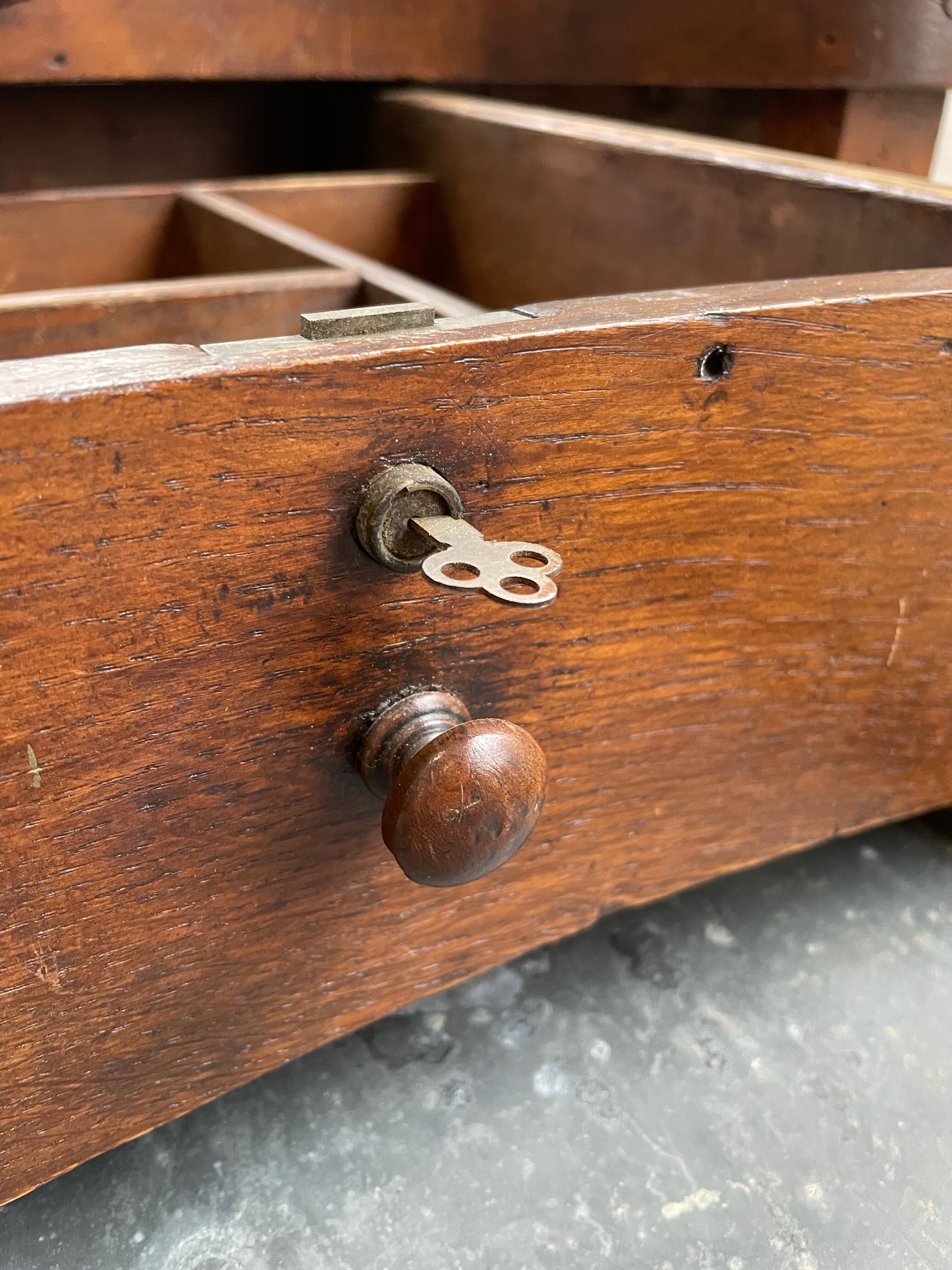 Establishment of jeweler XIXth oak