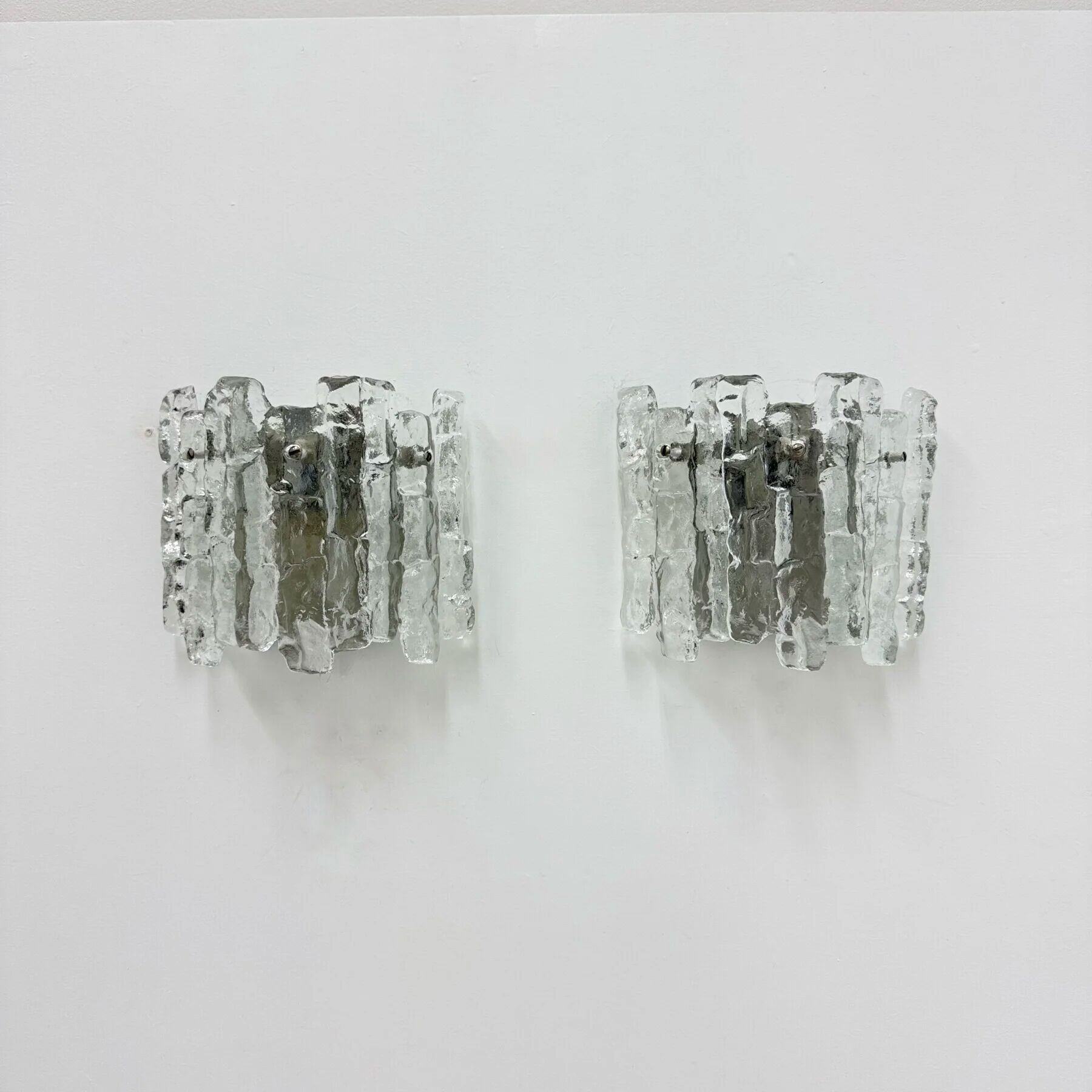 Paire de appliques murales en verre glacé et métal par J.T. Kalmar pour Kalmar, années 60.