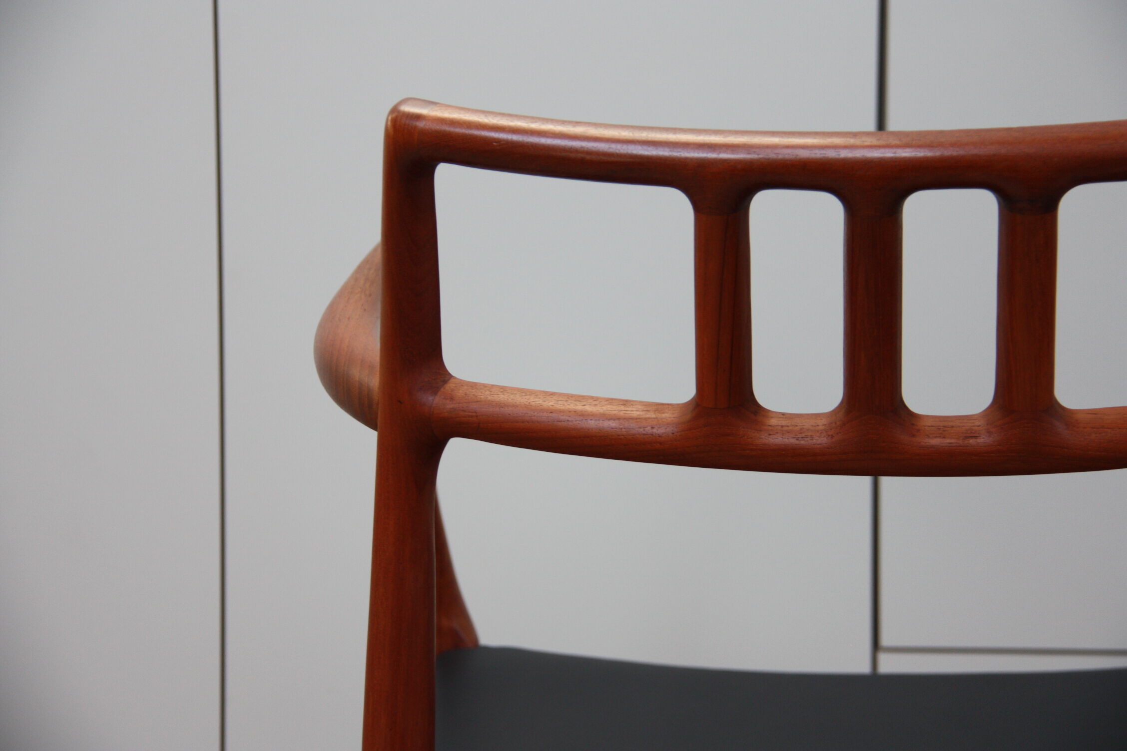 Vintage armchair in teak and black leather - Model 64 - Möller - Denmark '60's