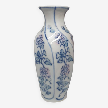 Petit vase en porcelaine de Chine