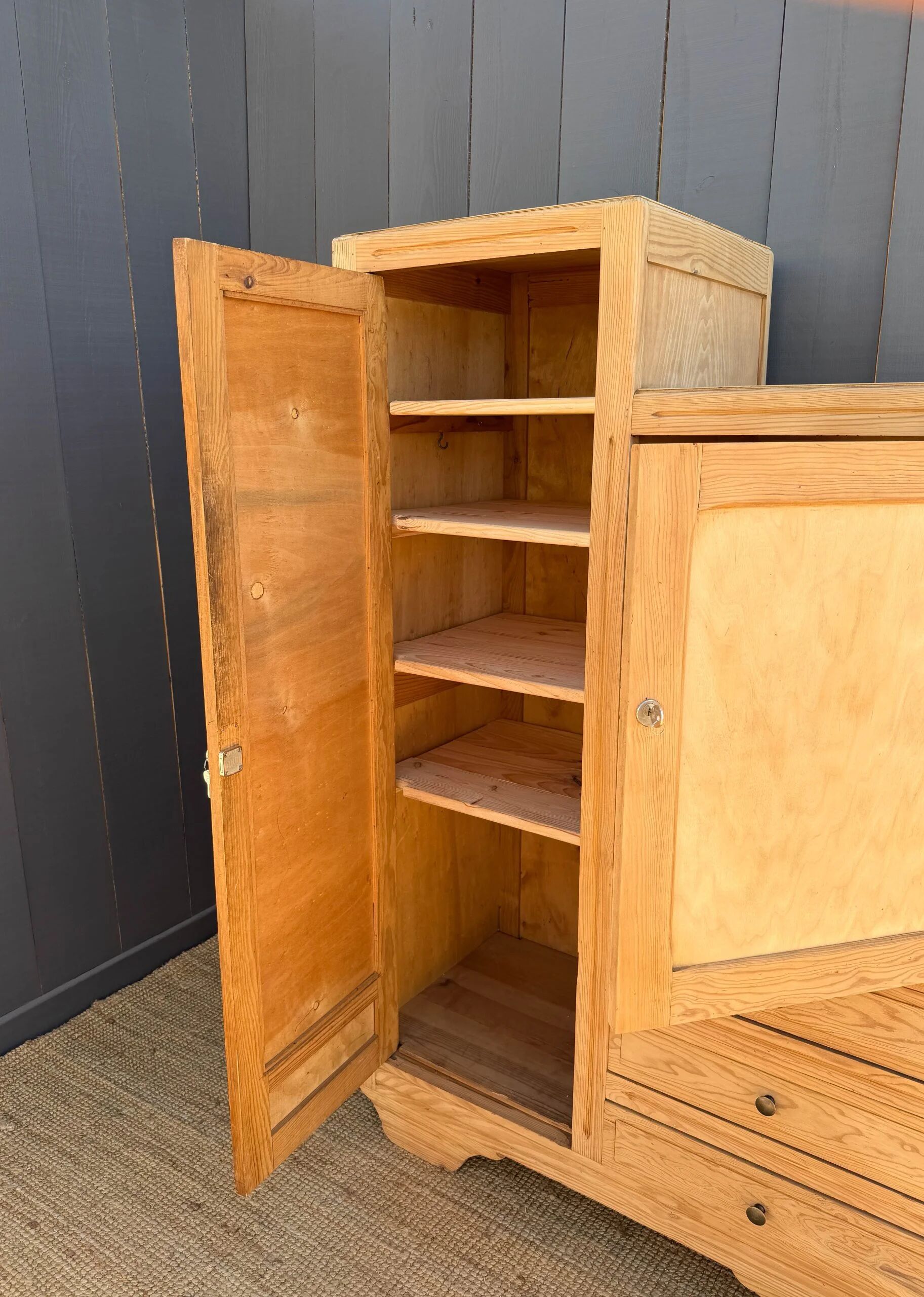 Armoire asymétrique