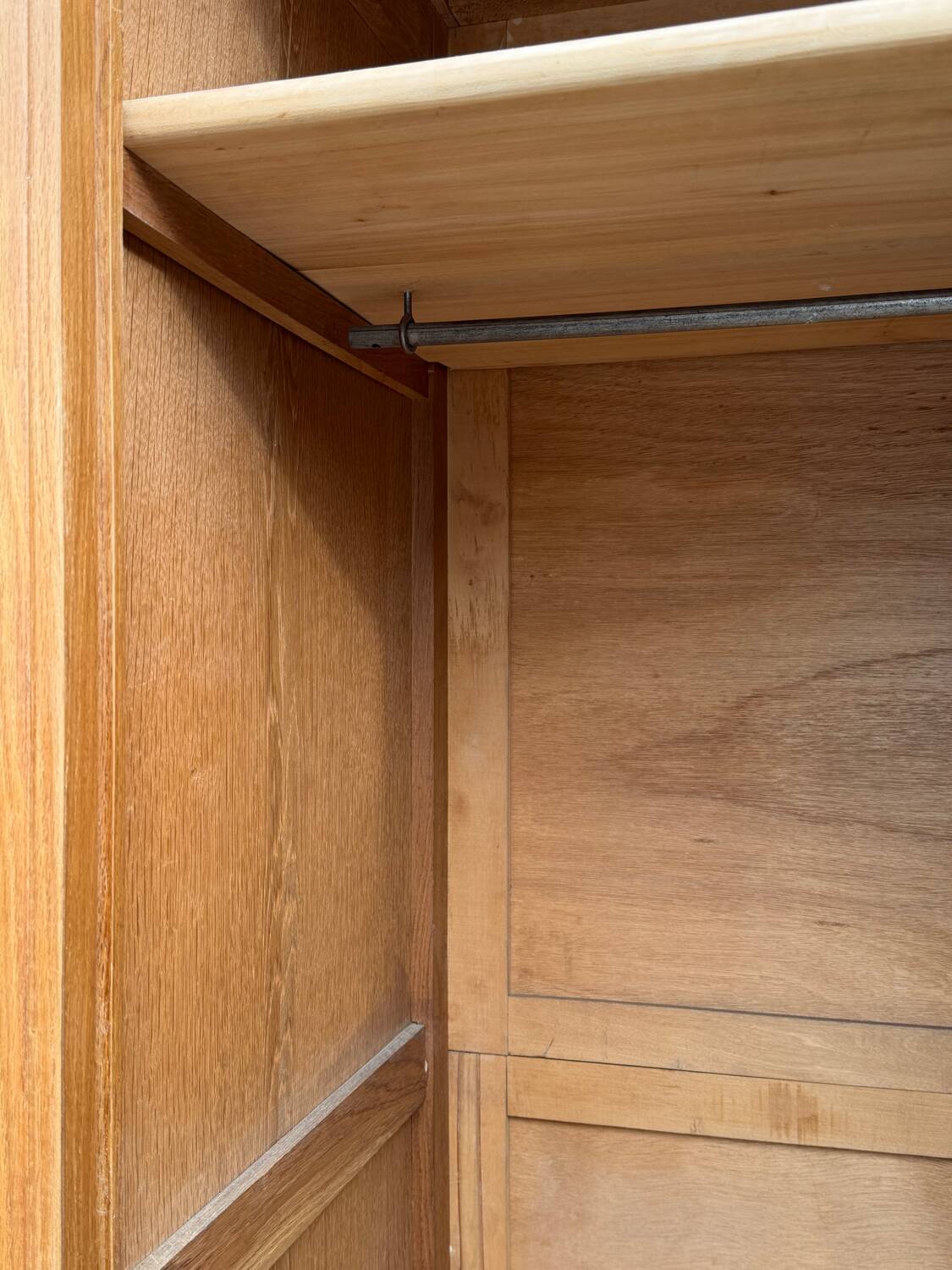 Armoire parisienne penderie porte coulissante chêne brut massif 1960
