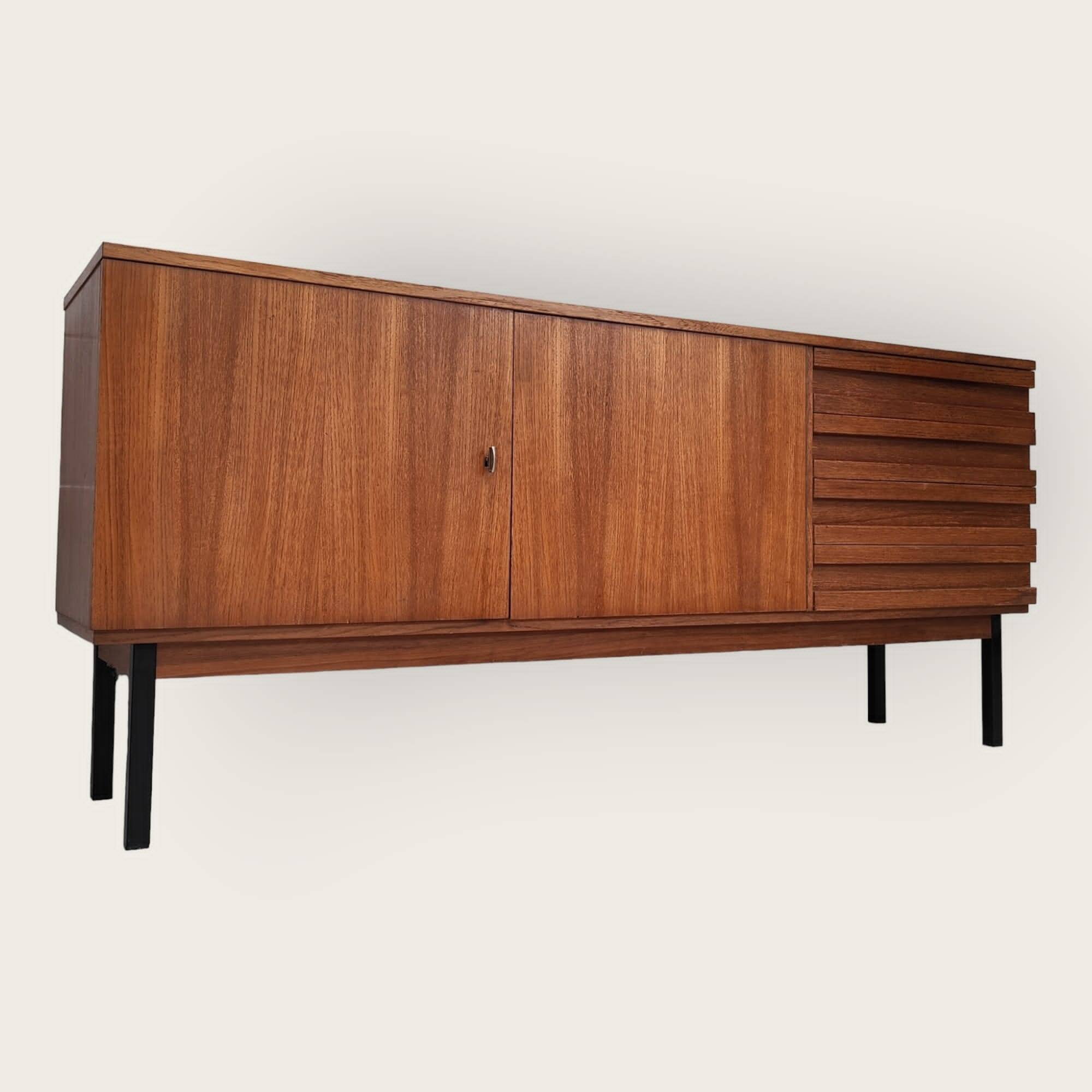 Buffet du milieu du siècle