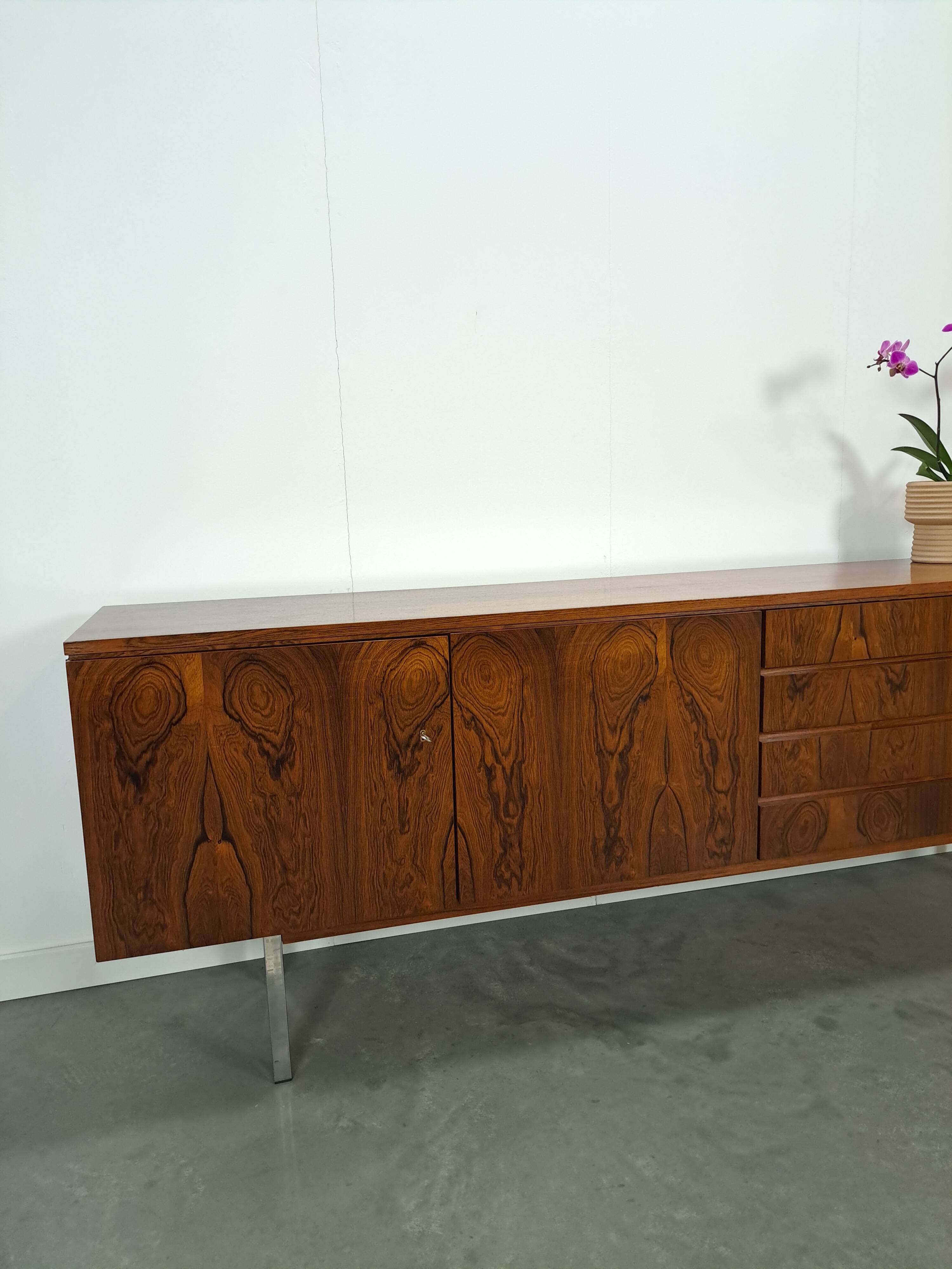 Dressoir rio palissandre plus fin avec chromen poten en lades