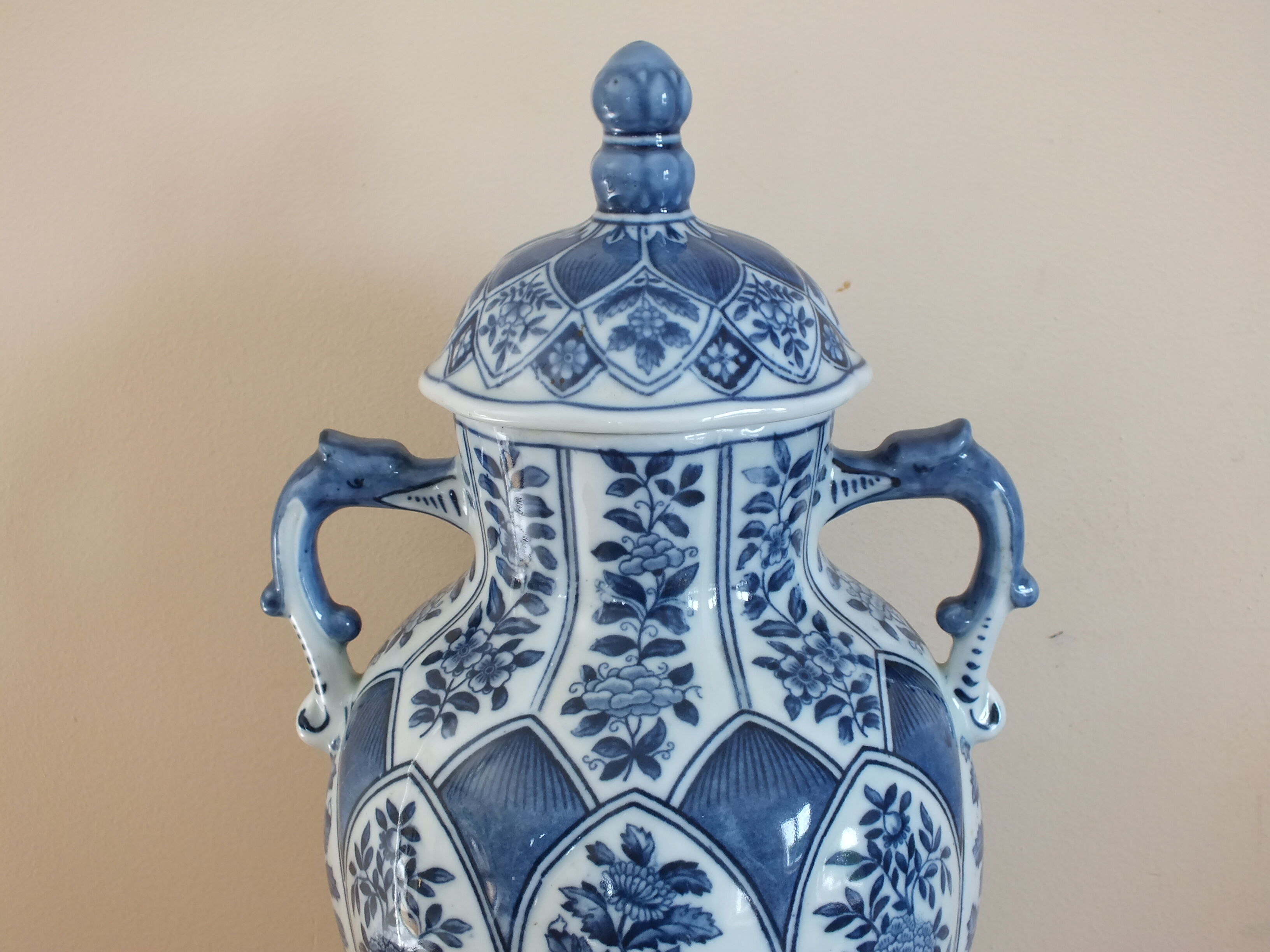 Covered pot in Delft porcelain