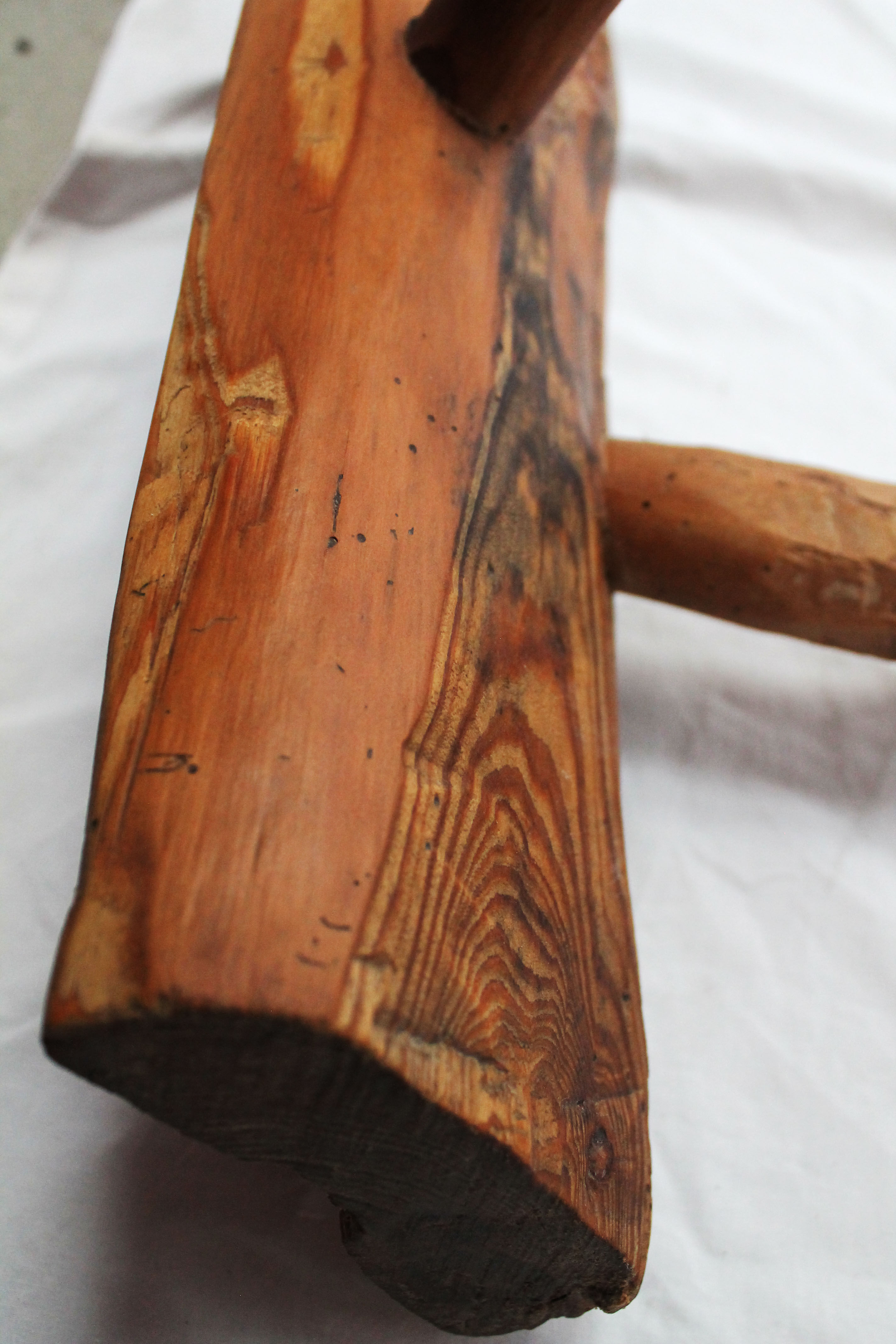 Banc brutaliste en bois d'arbre