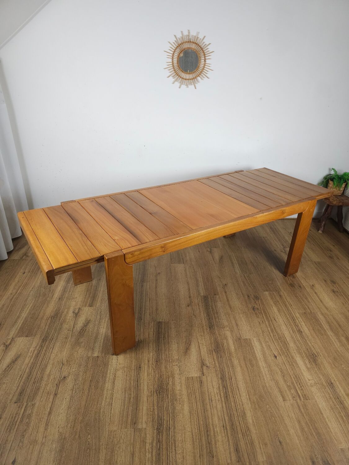 Table extensible en orme massif, Maison Regain, années 60