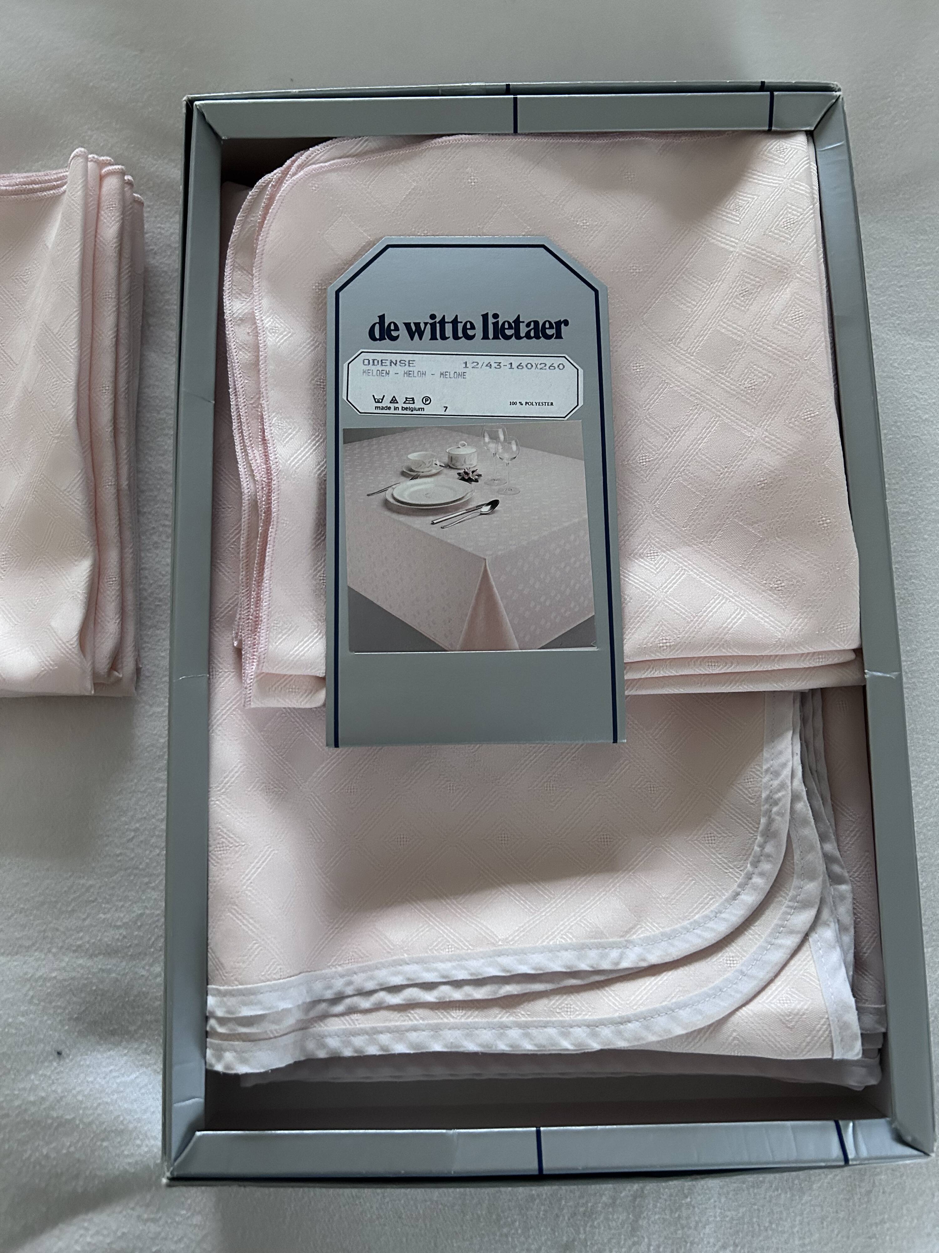 Rectangular tablecloth for 12 people and 12 napkins from Wite Lietaer, 160 cm.