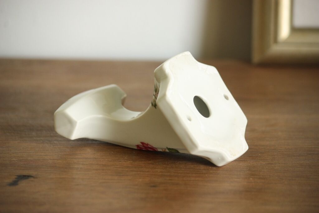 Ceramic rack loral decoration