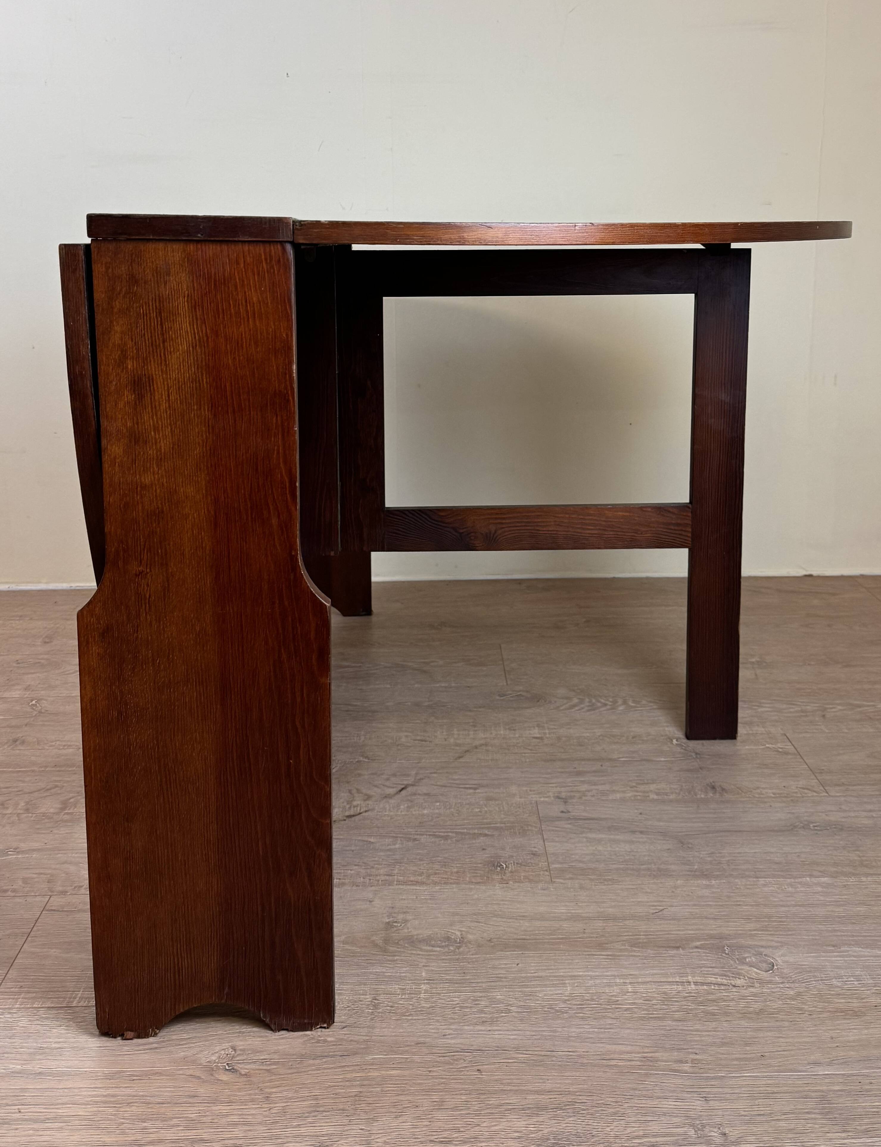 Large oval Gateleg folding table with two leaves in Rio rosewood