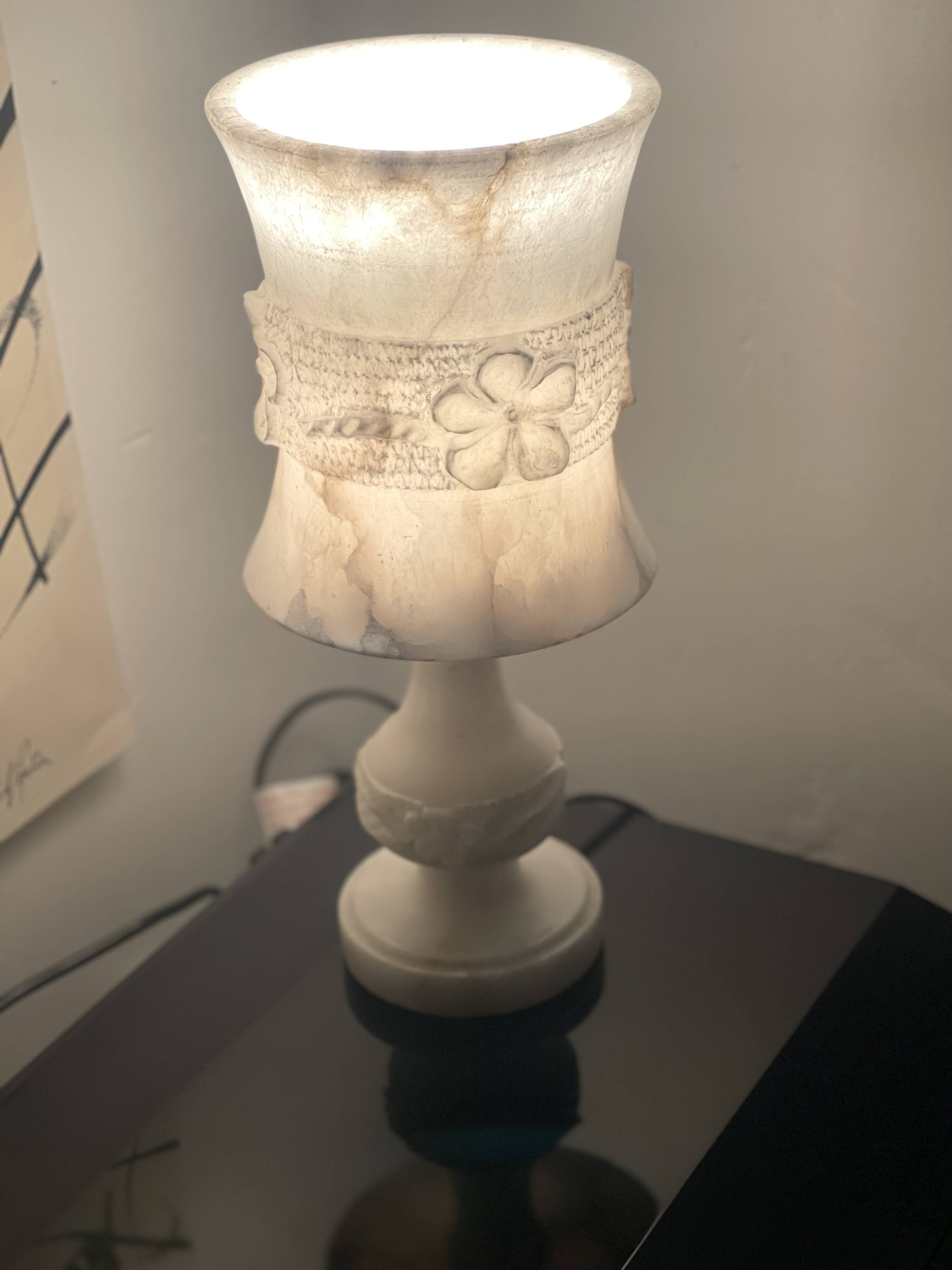 Vintage lamp in sculpted alabaster - flower shape