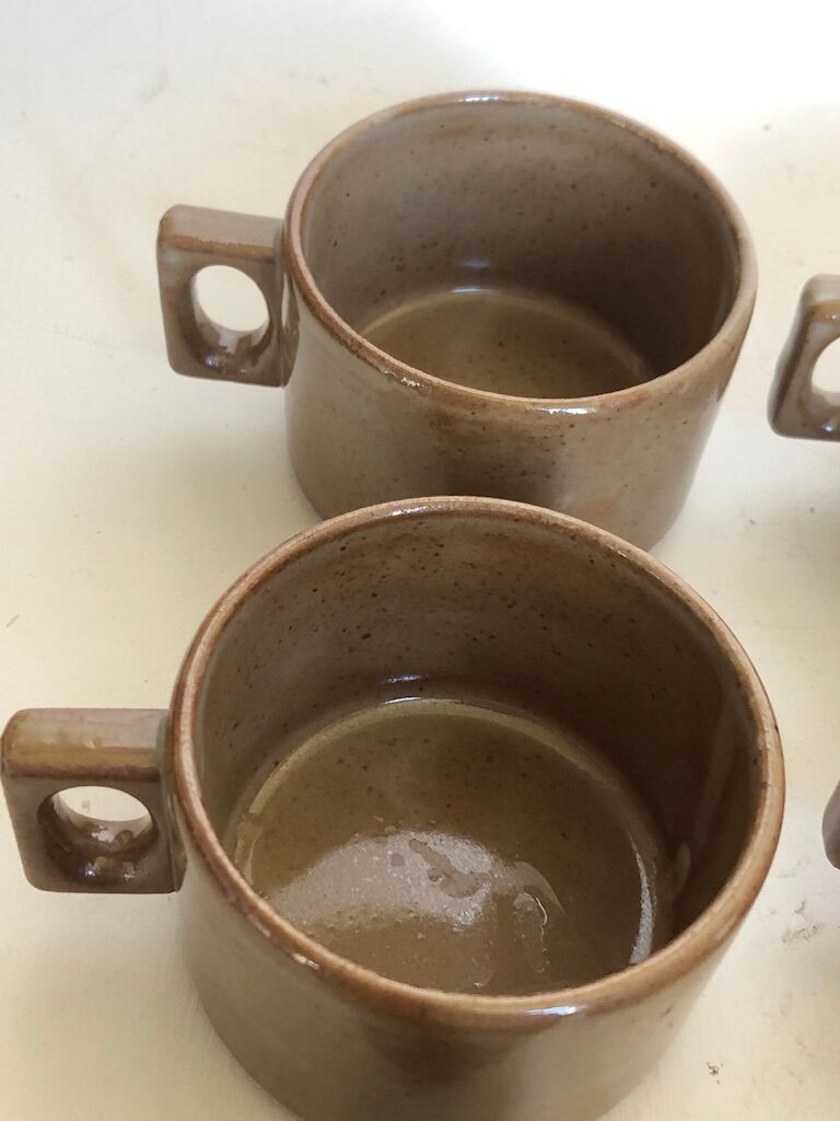Set of 6 cups and saucers in res due