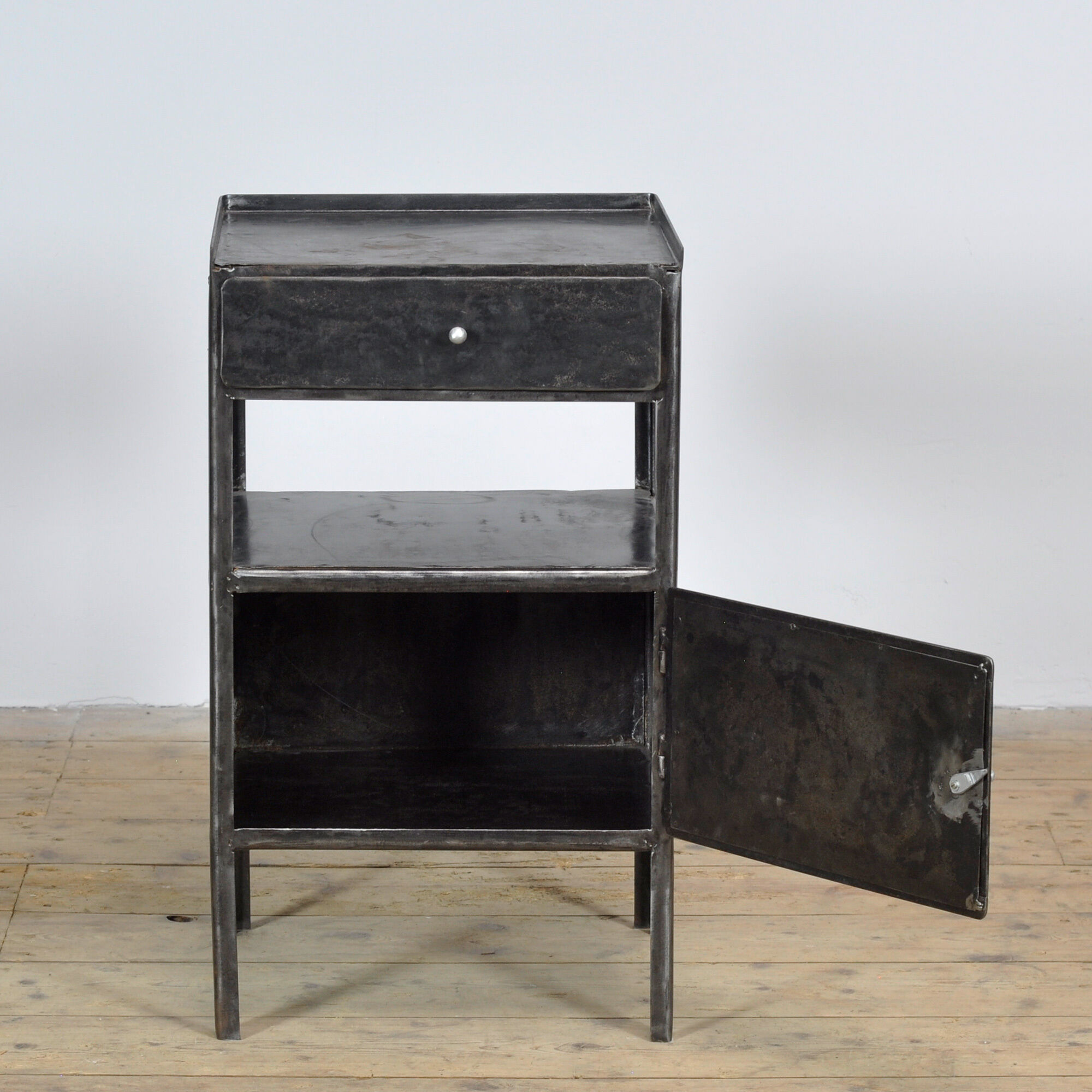 Table de chevet en fer, années 1910