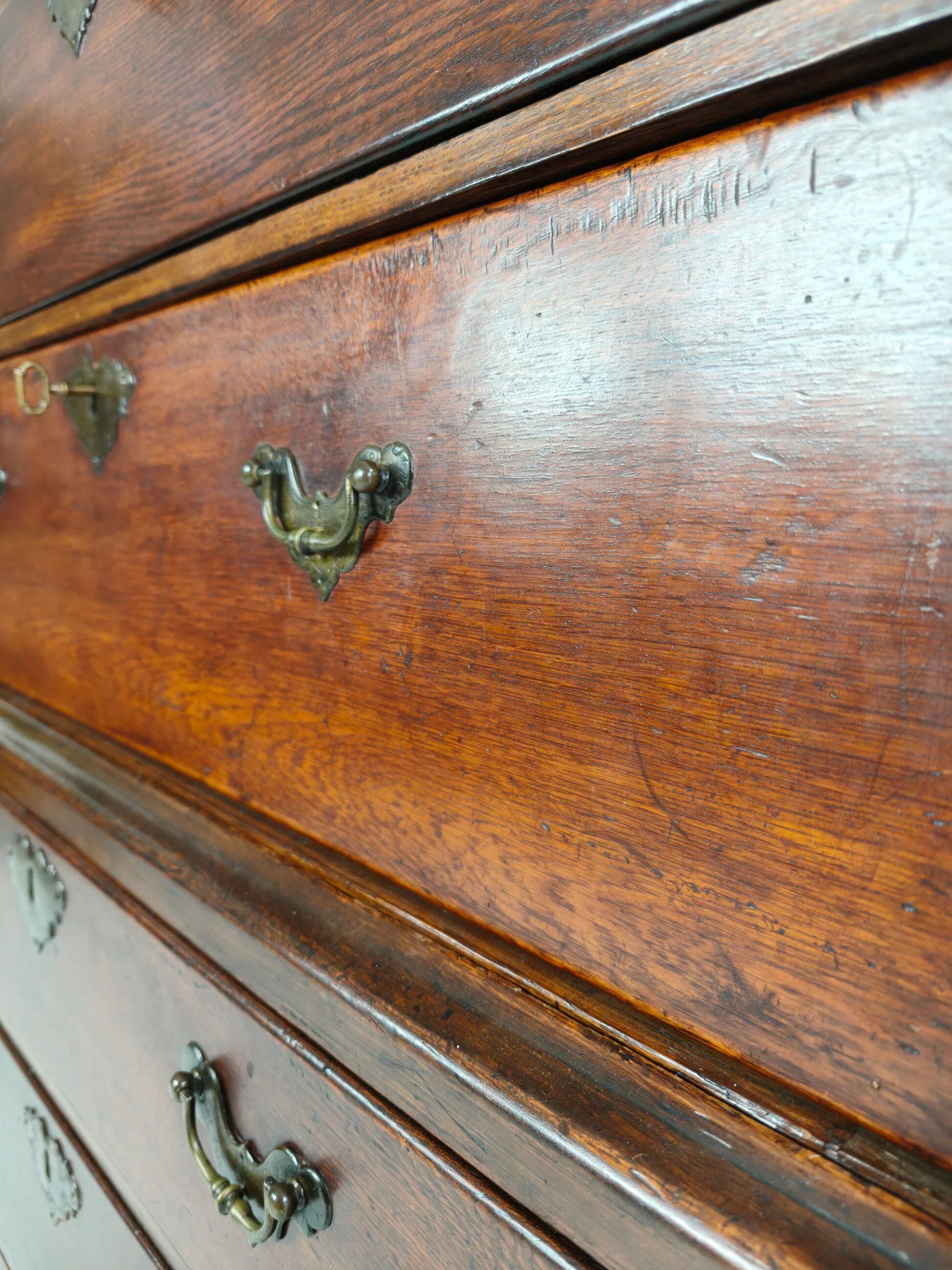 Commode haute de campagne George III / coffre sur coffre