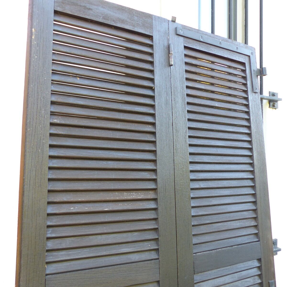 et of 2 wooden shutters