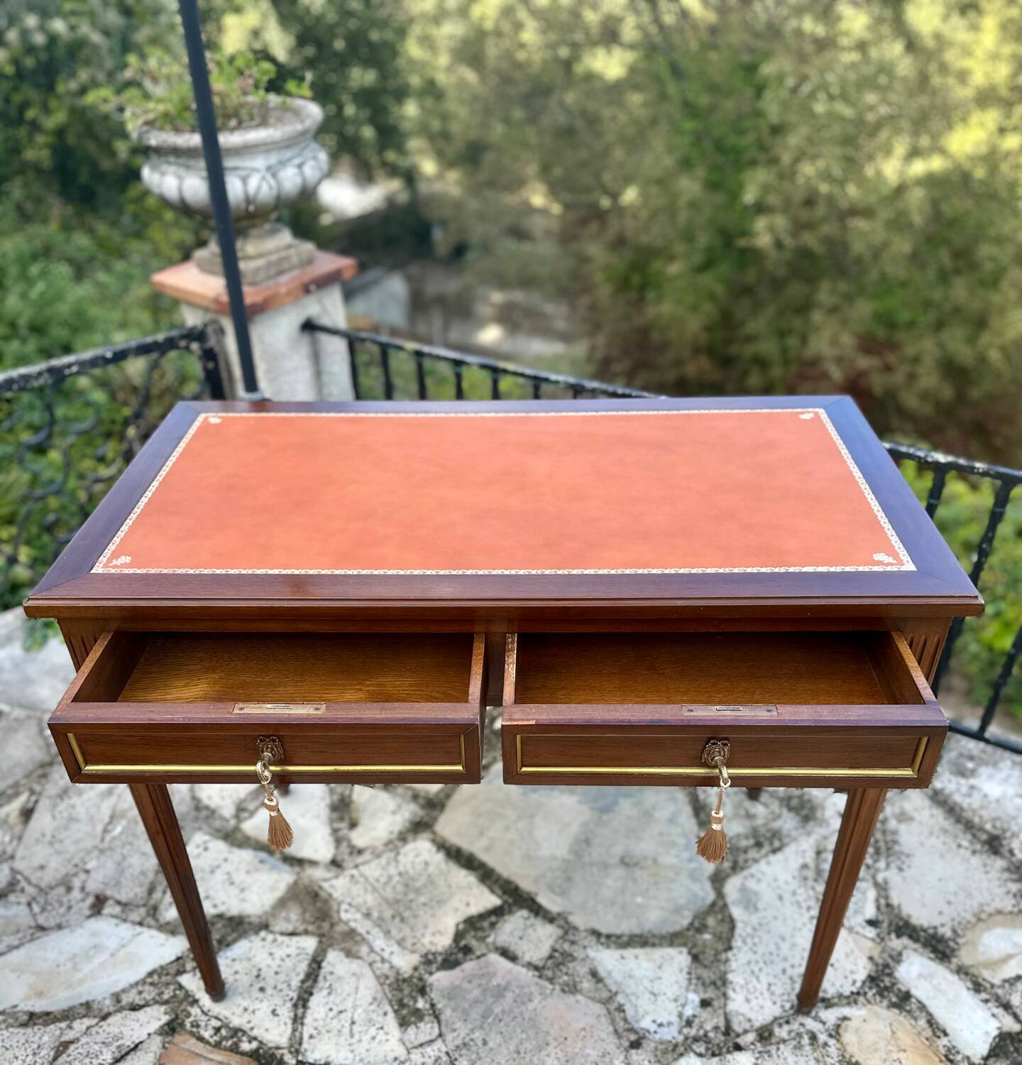 Flat desk in mahogany in the Louis XVI style.