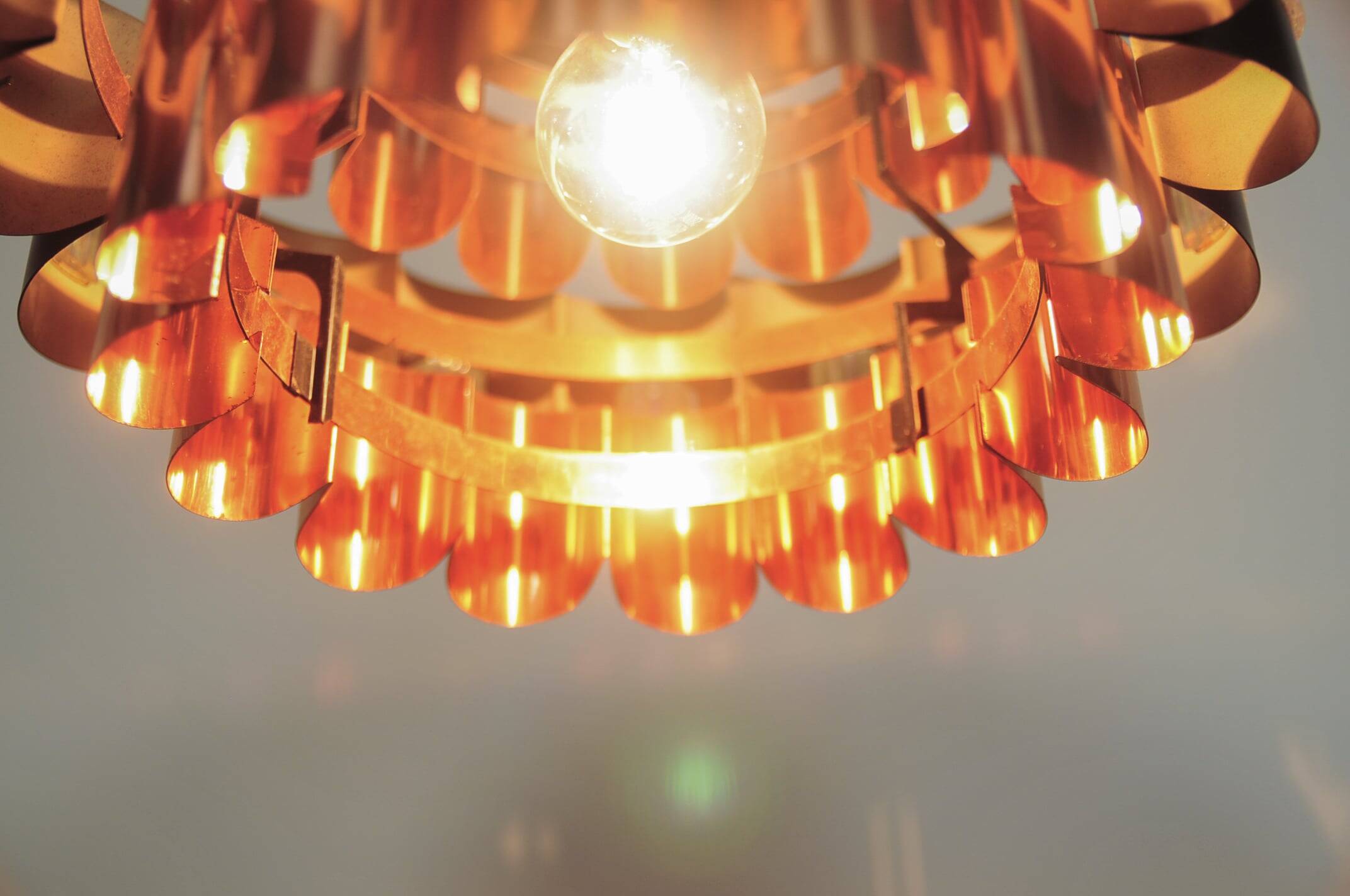 Lampe suspendue en cuivre avec nacre par Werner Schou