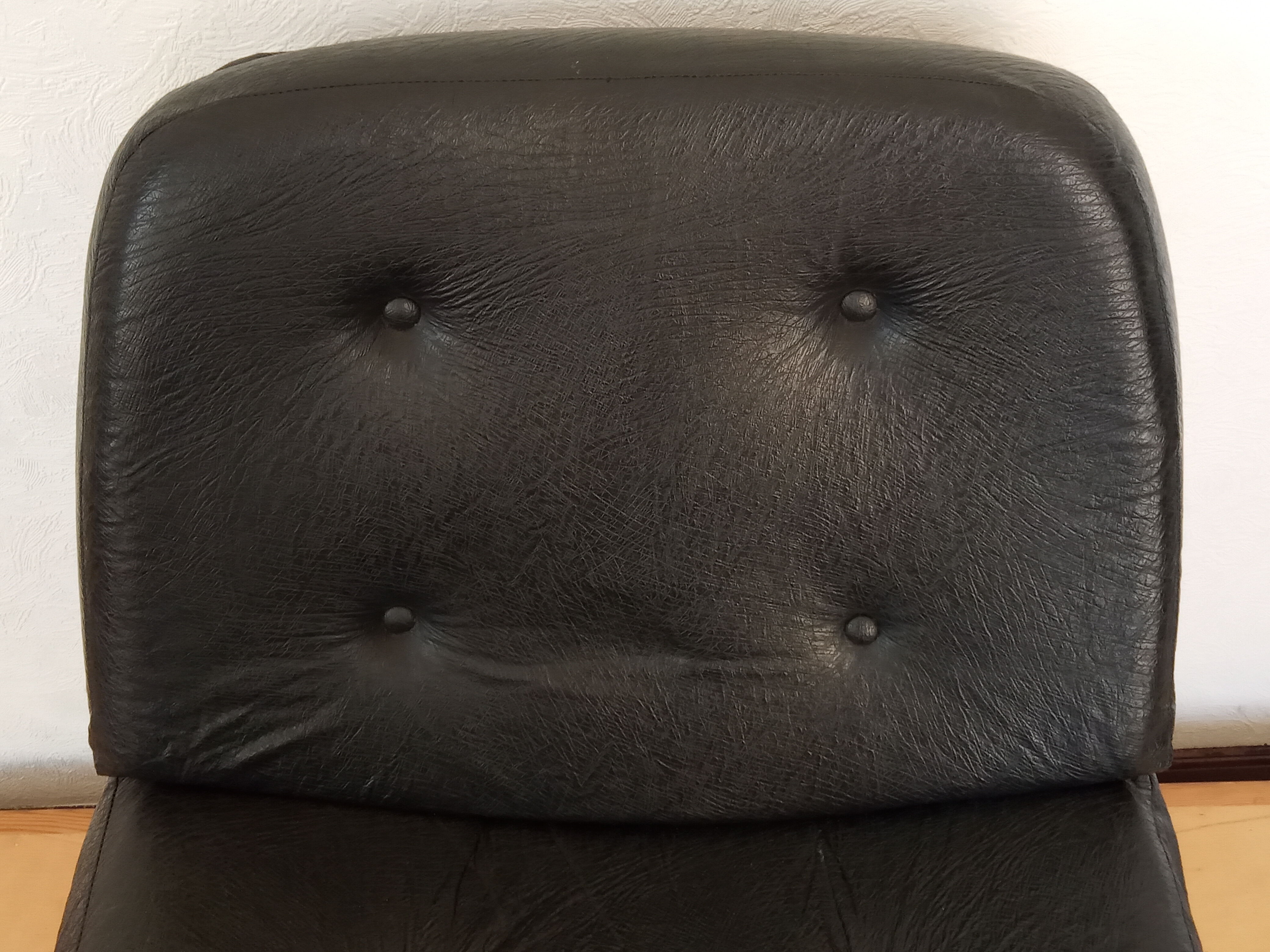 Fauteuil pivotant en skaï noir années 60